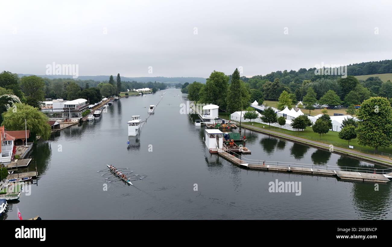 Henley-on-Thames, Großbritannien. Juni 2024. Ruderer haben einen frühen Anfang, um für Henley Regatta zu trainieren. Quelle: Uwe Deffner/Alamy Live News Stockfoto