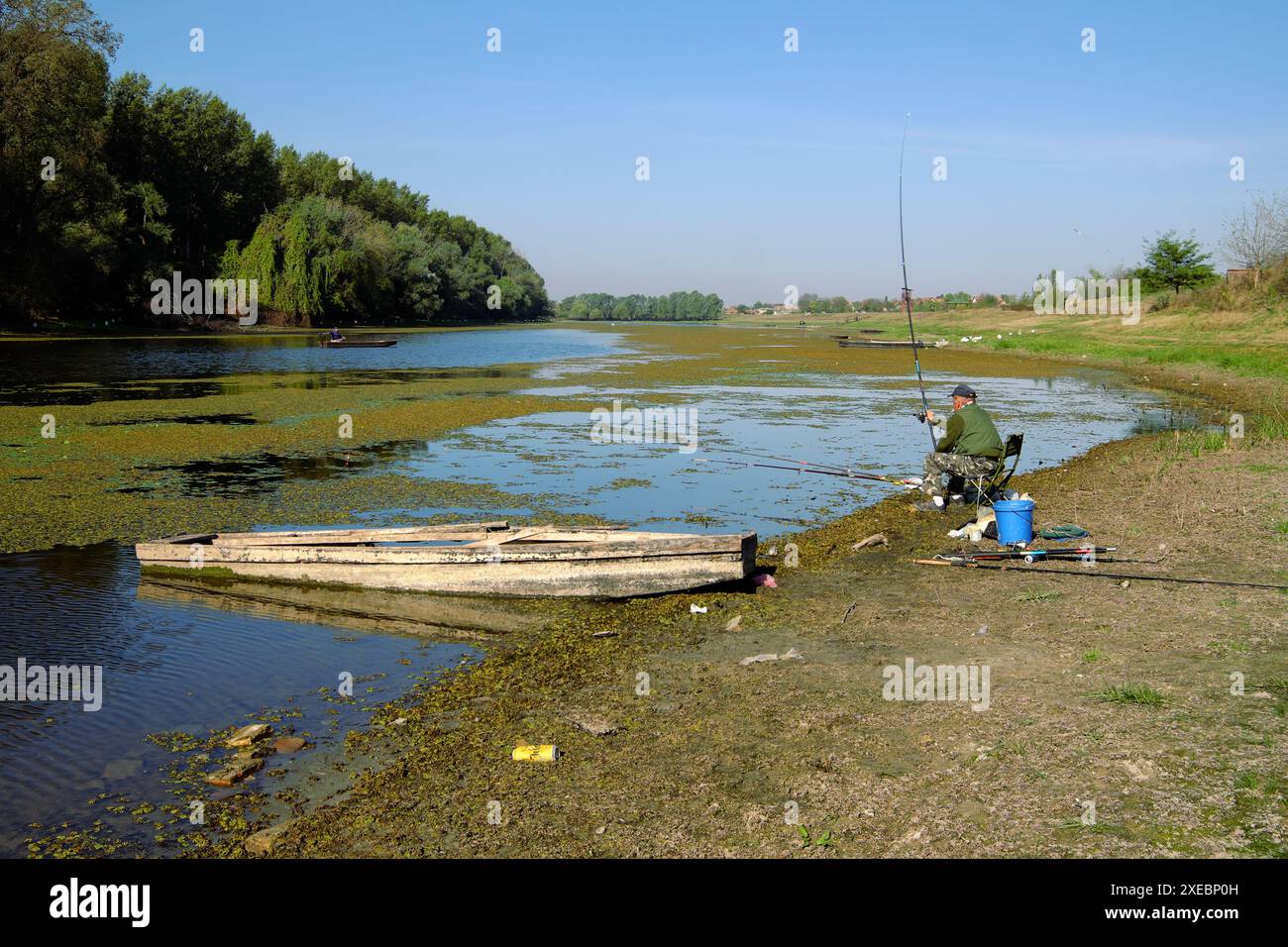 Menschenfischerei vom Ufer des Naturschutzgebiets „Koviljsko-Petrovaradinski Rit“ am linken Ufer der Donau, Vojvodina, Serbien Stockfoto