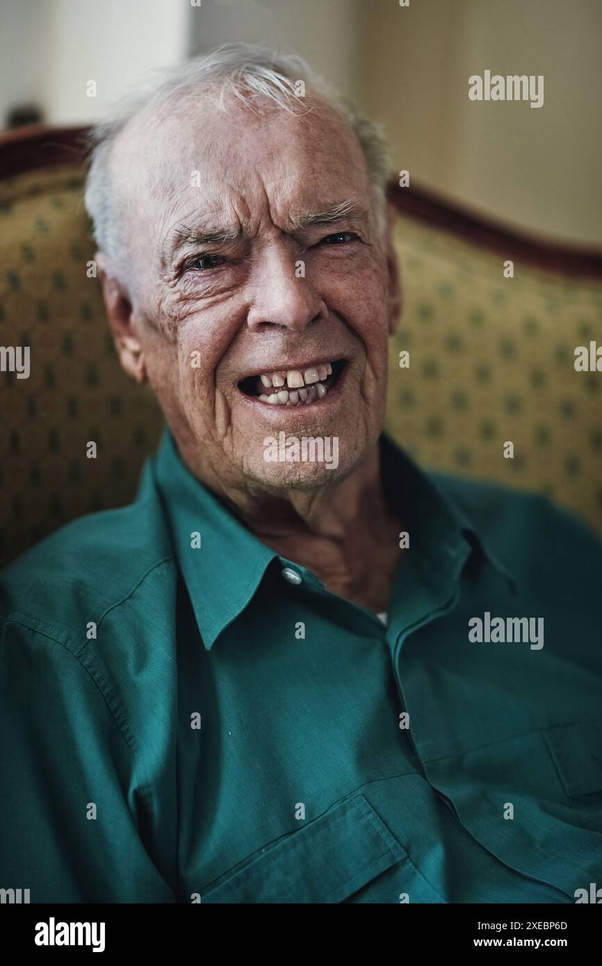 Senior Mann, Porträt und Lachen auf Sofa für Ruhestand, Comedy und Wellness auf Couch. Älterer Mann, glücklich und humorvoll im Pflegeheim zum Witz Stockfoto