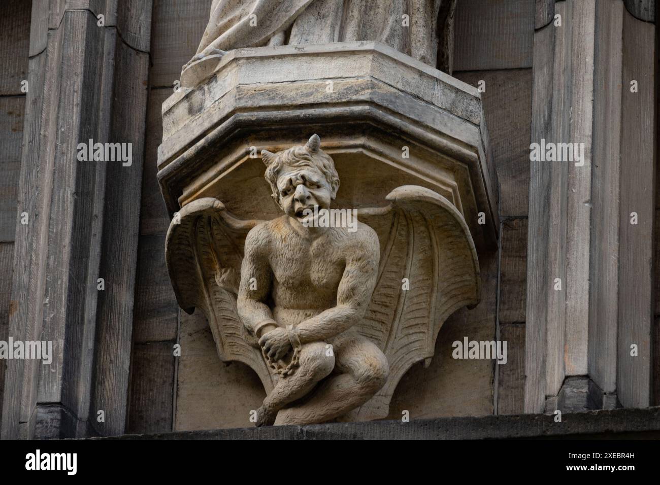 Gefallene Engelsstatue an der Fassade der Marienkirche in Stadtilm in Thüringen Stockfoto