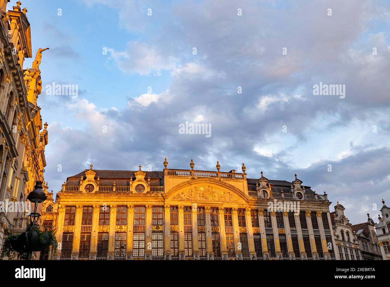 Golden Hour Glühen auf den Brüsseler Grand Place Gildhall Stockfoto