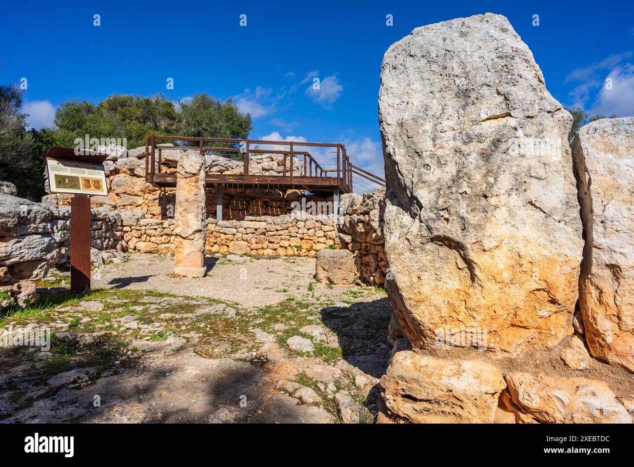 Talaiot und die Doppelhaushälften aus der talaiotischen Ära (Eisenzeit). Hospitalet Vell archäologische Stätte Stockfoto