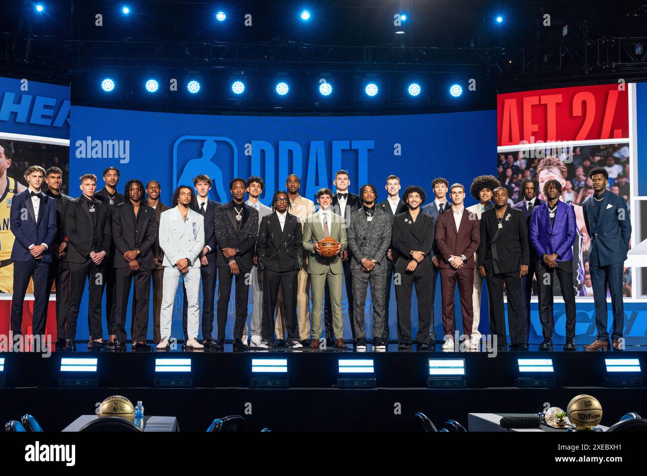 Die NBA Draft Class posiert für ein Foto vor dem Start des NBA Draft 2024 im Barclays Center in Brooklyn, New York am 26. Juni 2024. Stockfoto