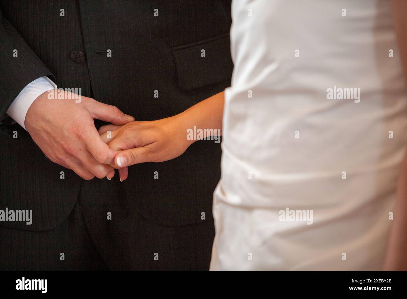 Zärtliches Moment des Ringwechsels zwischen Braut und Bräutigam Stockfoto