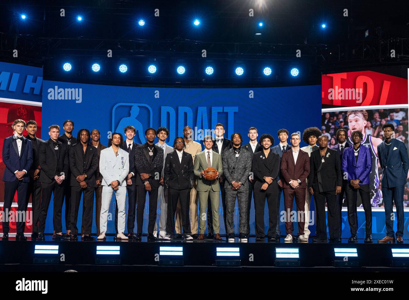 New York, USA. Juni 2024. Die NBA Draft Class posiert für ein Foto vor dem Start des NBA Draft 2024 im Barclays Center in Brooklyn, New York am 26. Juni 2024. (Foto: Lev Radin/SIPA USA) Credit: SIPA USA/Alamy Live News Stockfoto