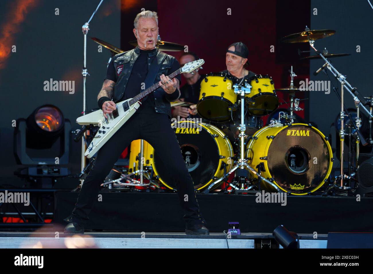 Oslo 20240626. Sänger und Gitarrist James Hetfield und Schlagzeuger Lars Ulrich auf der Bühne mit Metallica beim Tons of Rock Festival in Ekebergsletta in Oslo am Mittwochabend. Foto: Cornelius Poppe / NTB Stockfoto