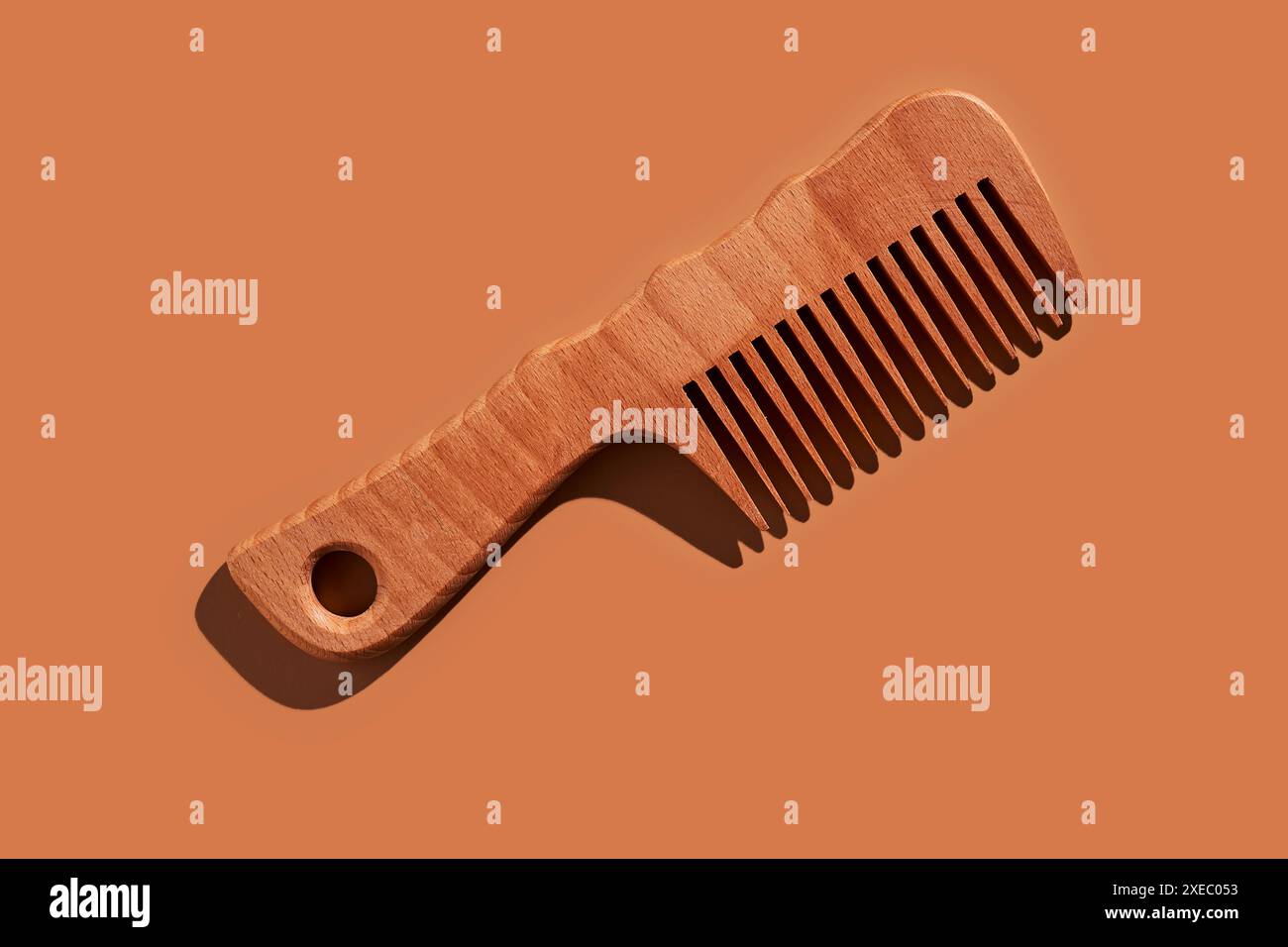 Holzkamm auf beigefarbenem Hintergrund. Stockfoto