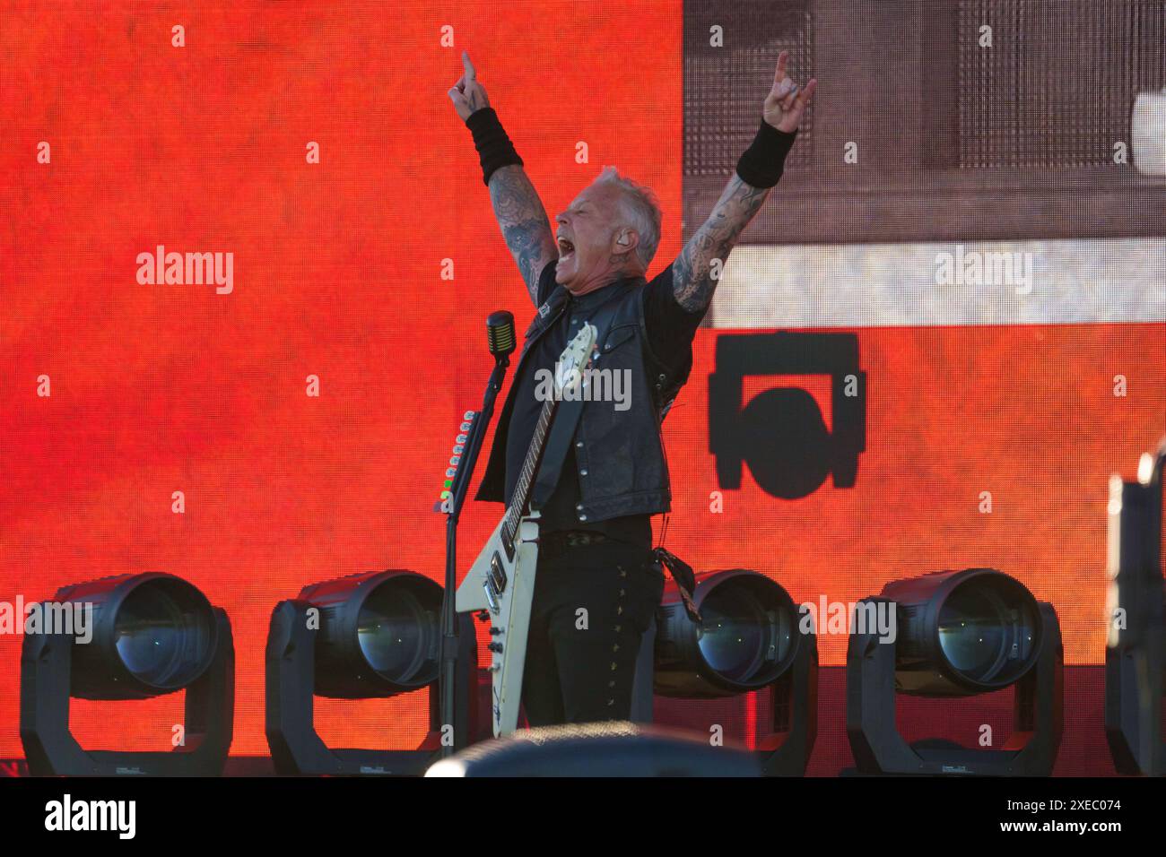 Oslo 20240626. Sänger und Gitarrist James Hetfield auf der Bühne mit Metallica beim Musikfestival Tons of Rock in der Ekebergsletta in Oslo am Mittwochabend. Foto: Cornelius Poppe / NTB Stockfoto