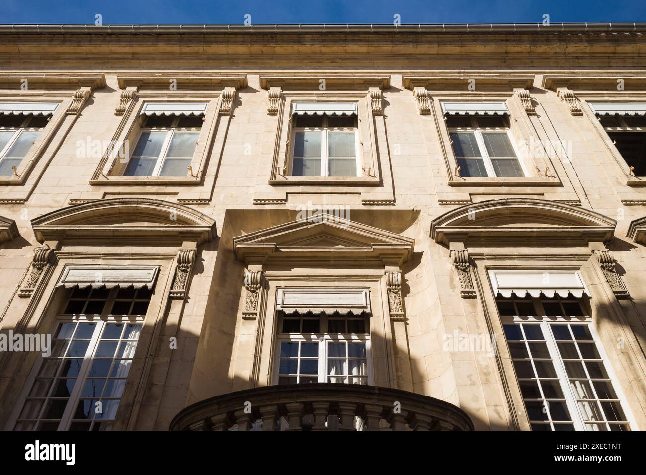 Typisches neoklassizistisches Steinhaus in Avignon, Provence, Frankreich. Stockfoto