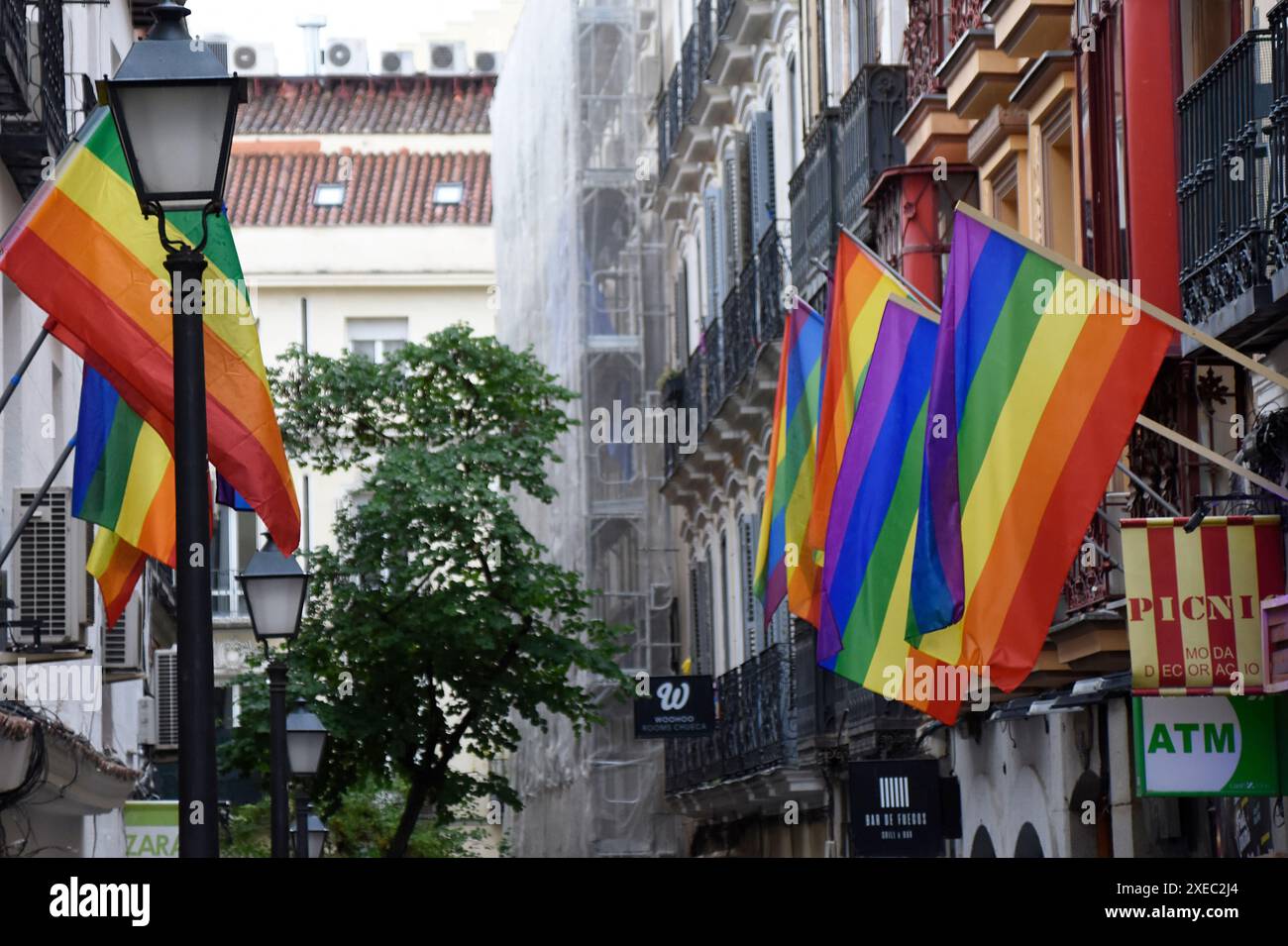Madrid, Madrid, SPANIEN. Juni 2024. Das berühmte Viertel Chueca in Madrid bereitet sich auf die Feier des LGBT Pride 2024 vor. LGBT-Flaggen auf den Balkonen schmücken dieses Viertel bereits (Credit Image: © Richard Zubelzu/ZUMA Press Wire) NUR REDAKTIONELLE VERWENDUNG! Nicht für kommerzielle ZWECKE! Stockfoto