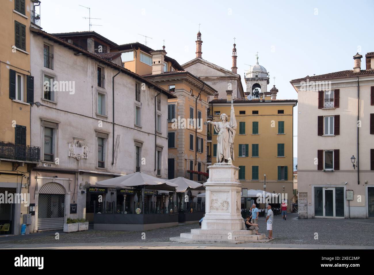 Monumento alla Bella Italia (Siegesdenkmal), gefallen von den zehn Tagen des Brescia-Denkmals aus dem 19. Jahrhundert auf der Piazza della Loggia und gotischen Chies Stockfoto