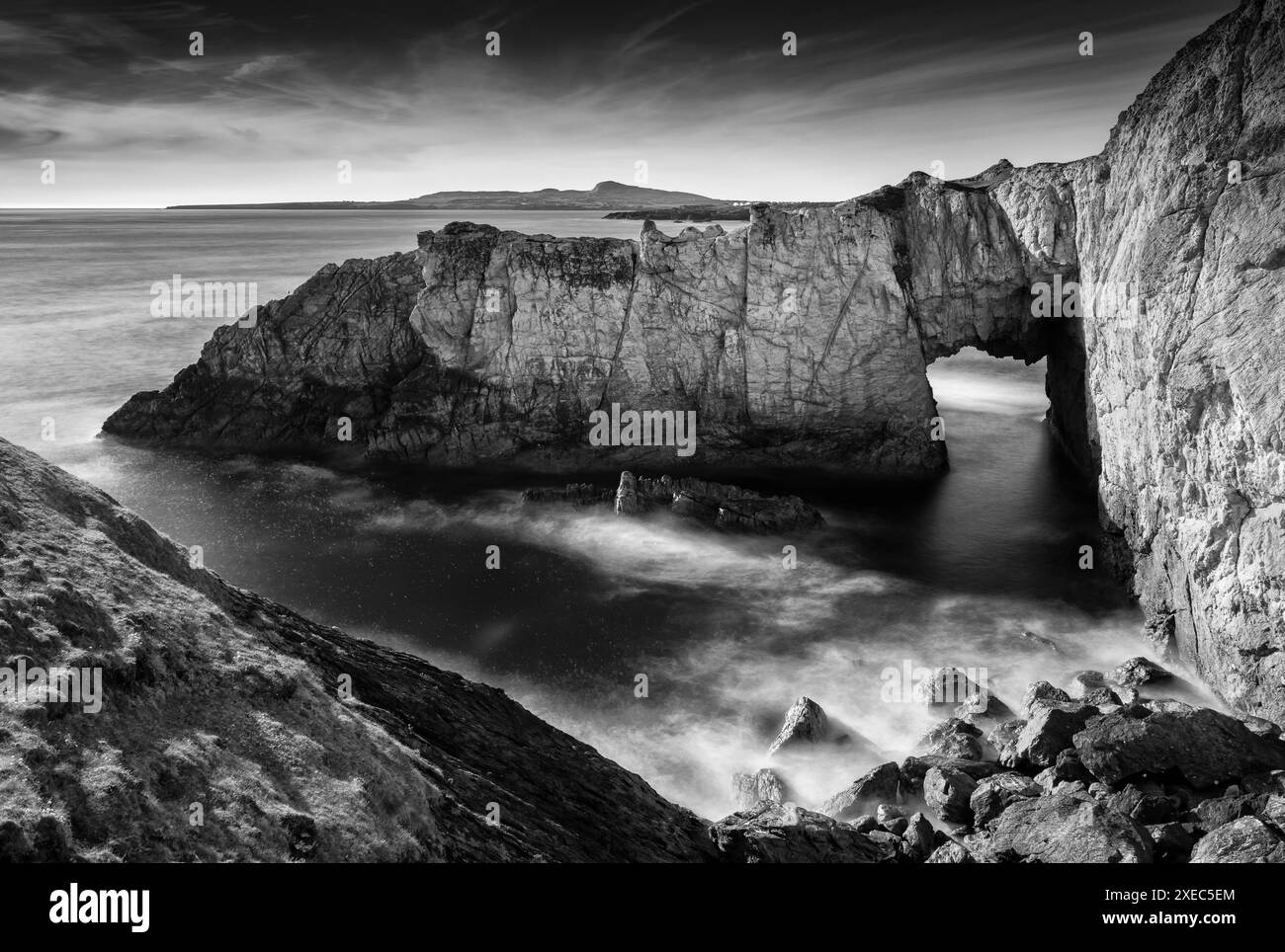 Der Weiße Bogen bei Rhoscolyn auf der Isle of Anglesey, Nordwales, Großbritannien. Frühjahr (Mai) 2019. Stockfoto