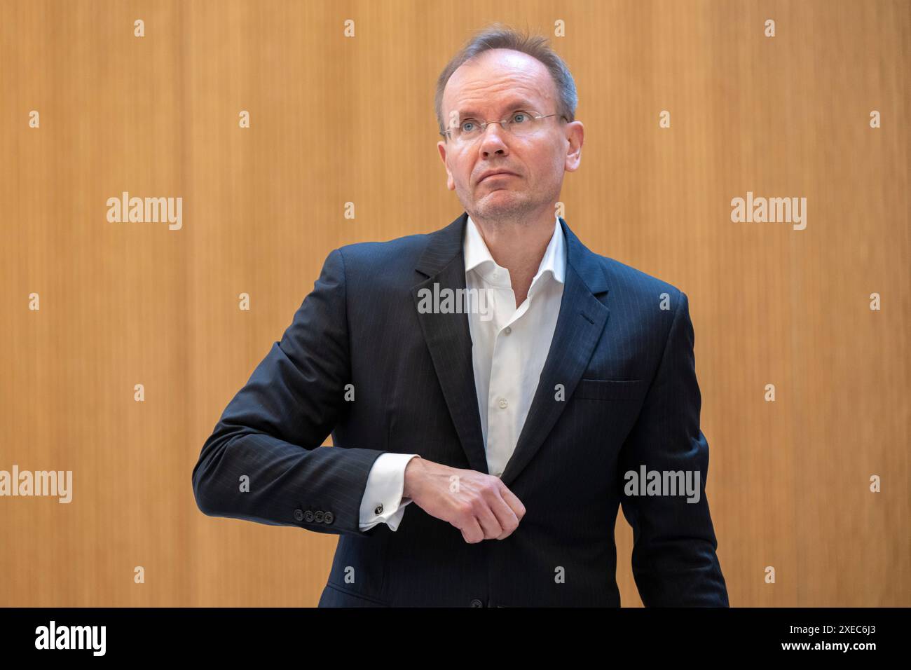 München, Deutschland. Juni 2024. Der ehemalige Wirecard-CEO Markus Braun steht an seiner Stelle im Gerichtssaal. Im größten Betrugsfall in der deutschen Nachkriegsgeschichte wurden Braun und zwei weitere ehemalige Wirecard-Manager wegen mutmaßlichen kommerziellen Bandenbetrugs angeklagt. Laut der Anklageerhebung sollen sie seit 2015 die Bilanzen von Wirecard gefälscht und Kreditbanken um 3,1 Milliarden Euro betrogen haben. Quelle: Peter Kneffel/dpa/Alamy Live News Stockfoto