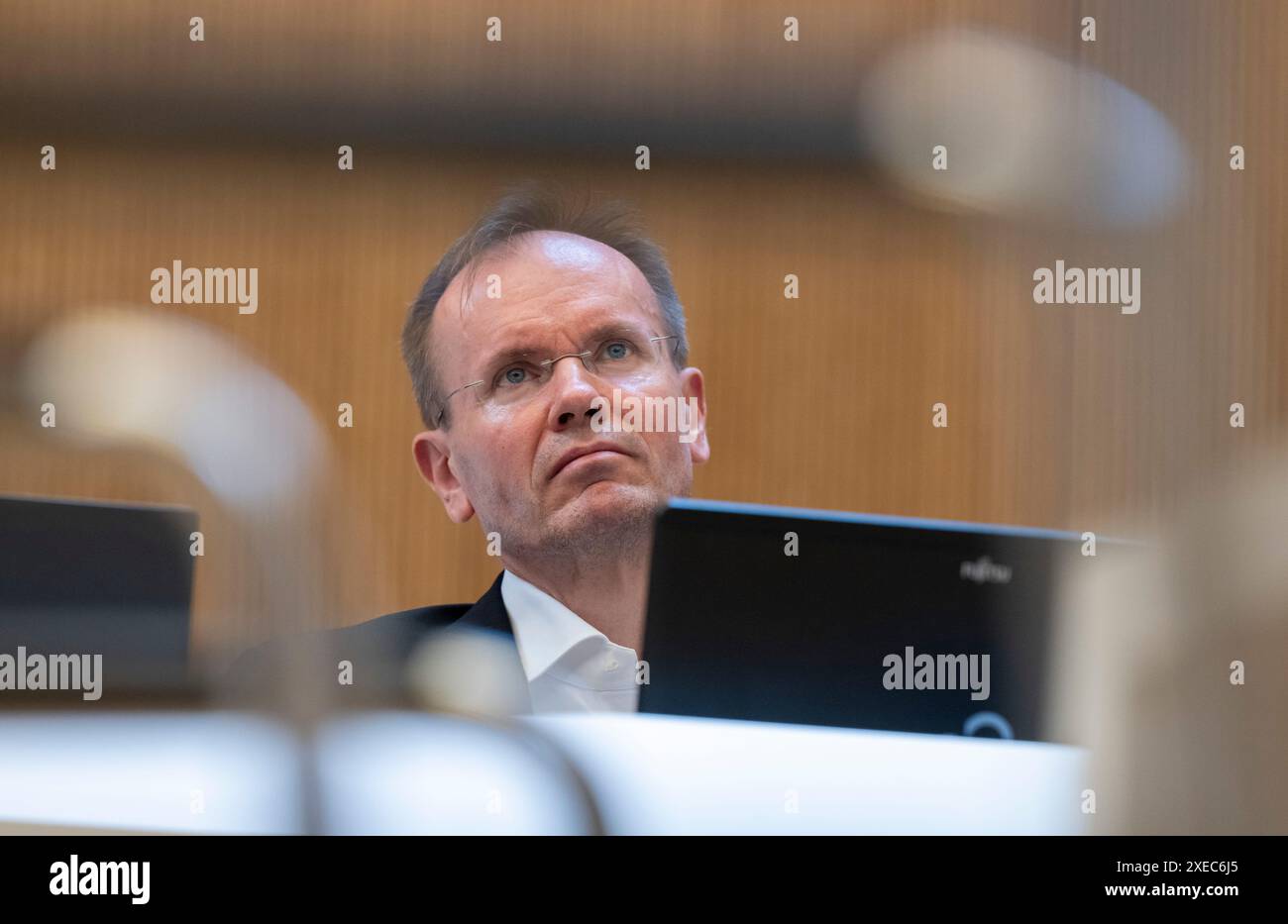 München, Deutschland. Juni 2024. Der ehemalige Wirecard-CEO Markus Braun sitzt in seinem Sitz im Gerichtssaal. Im größten Betrugsfall in der deutschen Nachkriegsgeschichte wurden Braun und zwei weitere ehemalige Wirecard-Manager wegen mutmaßlichen kommerziellen Bandenbetrugs angeklagt. Laut der Anklageerhebung sollen sie seit 2015 die Bilanzen von Wirecard gefälscht und Kreditbanken um 3,1 Milliarden Euro betrogen haben. Quelle: Peter Kneffel/dpa/Alamy Live News Stockfoto