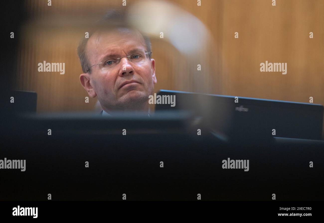 München, Deutschland. Juni 2024. Der ehemalige Wirecard-CEO Markus Braun sitzt in seinem Sitz im Gerichtssaal. Im größten Betrugsfall in der deutschen Nachkriegsgeschichte wurden Braun und zwei weitere ehemalige Wirecard-Manager wegen mutmaßlichen kommerziellen Bandenbetrugs angeklagt. Laut der Anklageerhebung sollen sie seit 2015 die Bilanzen von Wirecard gefälscht und Kreditbanken um 3,1 Milliarden Euro betrogen haben. Quelle: Peter Kneffel/dpa/Alamy Live News Stockfoto