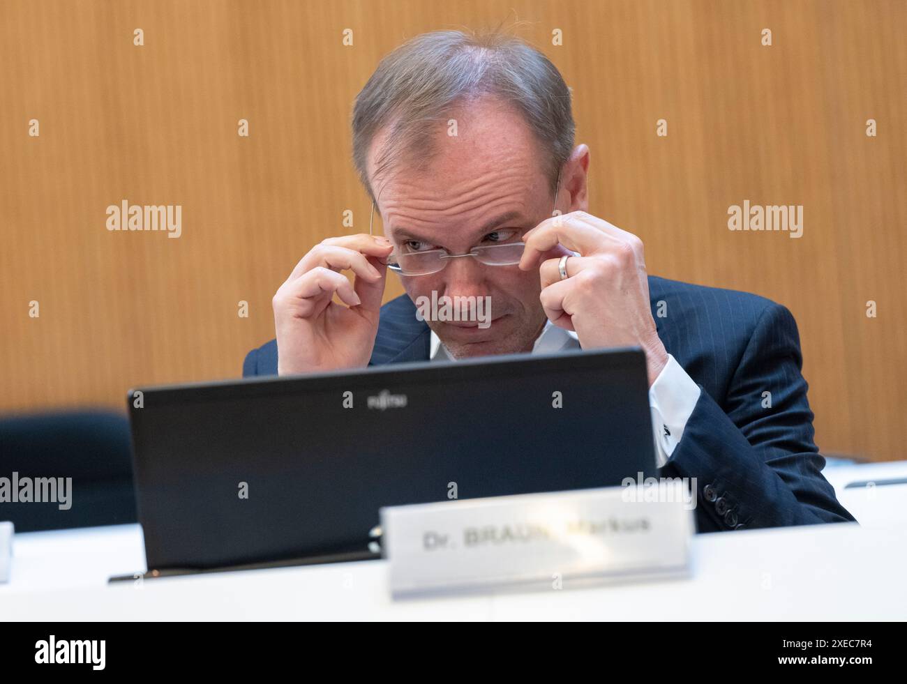 München, Deutschland. Juni 2024. Der ehemalige Wirecard-CEO Markus Braun sitzt in seinem Sitz im Gerichtssaal. Im größten Betrugsfall in der deutschen Nachkriegsgeschichte wurden Braun und zwei weitere ehemalige Wirecard-Manager wegen mutmaßlichen kommerziellen Bandenbetrugs angeklagt. Laut der Anklageerhebung sollen sie seit 2015 die Bilanzen von Wirecard gefälscht und Kreditbanken um 3,1 Milliarden Euro betrogen haben. Quelle: Peter Kneffel/dpa/Alamy Live News Stockfoto