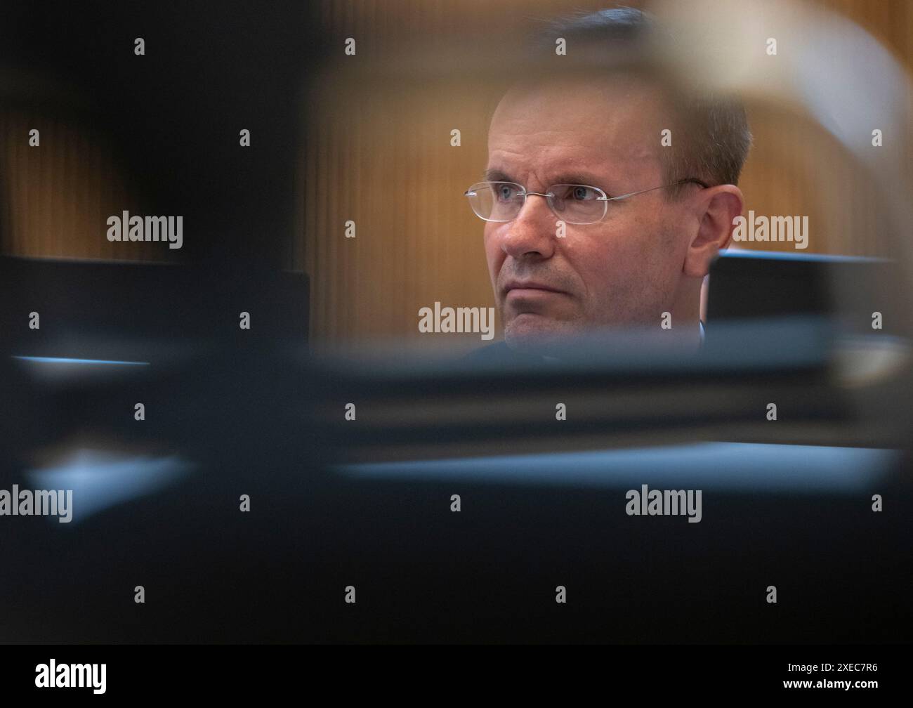 München, Deutschland. Juni 2024. Der ehemalige Wirecard-CEO Markus Braun sitzt in seinem Sitz im Gerichtssaal. Im größten Betrugsfall in der deutschen Nachkriegsgeschichte wurden Braun und zwei weitere ehemalige Wirecard-Manager wegen mutmaßlichen kommerziellen Bandenbetrugs angeklagt. Laut der Anklageerhebung sollen sie seit 2015 die Bilanzen von Wirecard gefälscht und Kreditbanken um 3,1 Milliarden Euro betrogen haben. Quelle: Peter Kneffel/dpa/Alamy Live News Stockfoto