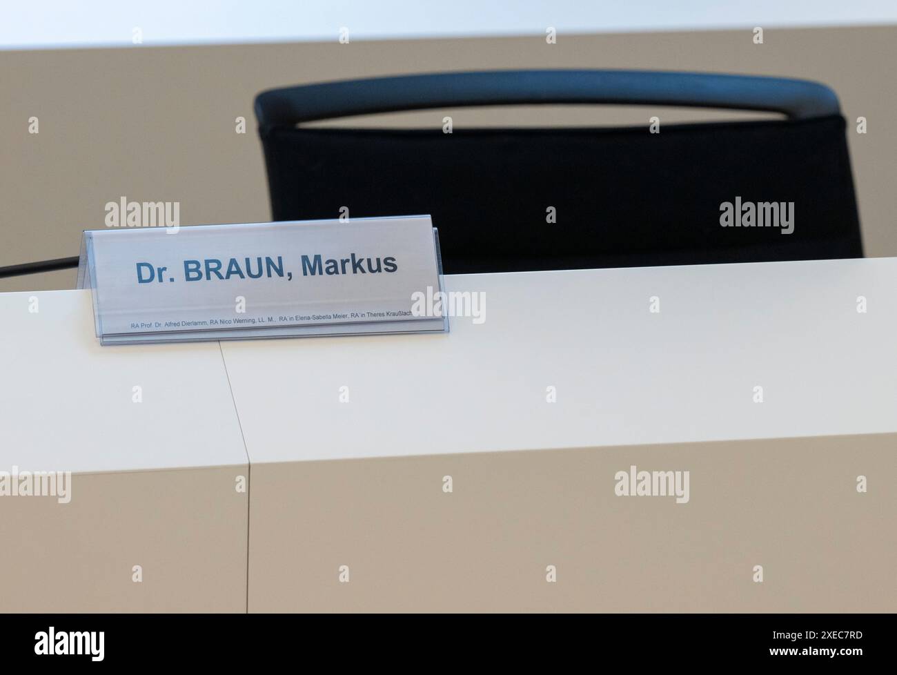 München, Deutschland. Juni 2024. Ein Schild mit der Aufschrift "Dr. BRAUN, Markus" steht auf dem Dock im Gerichtssaal. Im größten Betrugsfall in der deutschen Nachkriegsgeschichte wurden Braun und zwei weitere ehemalige Wirecard-Manager wegen mutmaßlichen kommerziellen Bandenbetrugs angeklagt. Laut der Anklageerhebung sollen sie seit 2015 die Bilanzen von Wirecard gefälscht und Kreditbanken um 3,1 Milliarden Euro betrogen haben. Quelle: Peter Kneffel/dpa/Alamy Live News Stockfoto