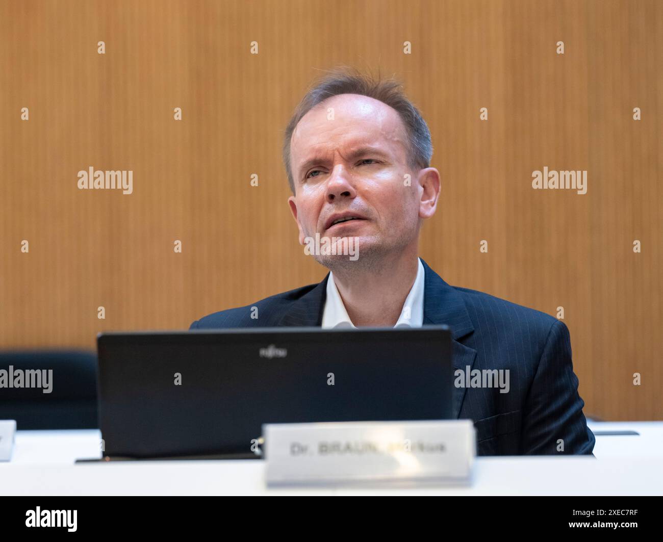 München, Deutschland. Juni 2024. Der ehemalige Wirecard-CEO Markus Braun sitzt in seinem Sitz im Gerichtssaal. Im größten Betrugsfall in der deutschen Nachkriegsgeschichte wurden Braun und zwei weitere ehemalige Wirecard-Manager wegen mutmaßlichen kommerziellen Bandenbetrugs angeklagt. Laut der Anklageerhebung sollen sie seit 2015 die Bilanzen von Wirecard gefälscht und Kreditbanken um 3,1 Milliarden Euro betrogen haben. Quelle: Peter Kneffel/dpa/Alamy Live News Stockfoto