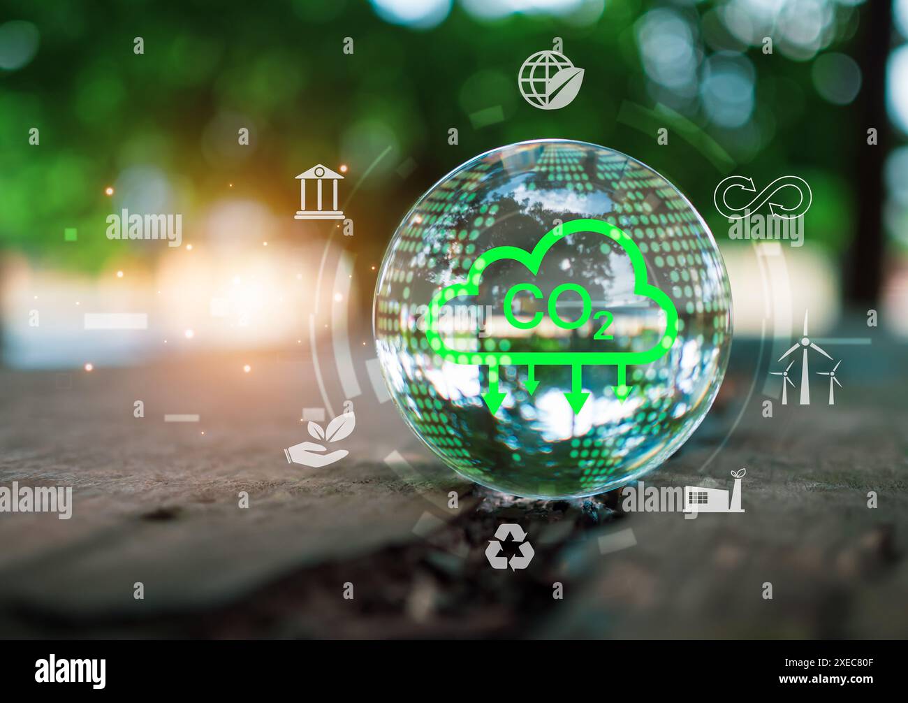 Glaskugel mit CO2-Wolke darauf. Glaskugel auf hölzernem Hintergrund mit verschiedenen Symbolen und Symbolen. Szene ist eine Szene des Umweltbewusstseins und der Conce Stockfoto