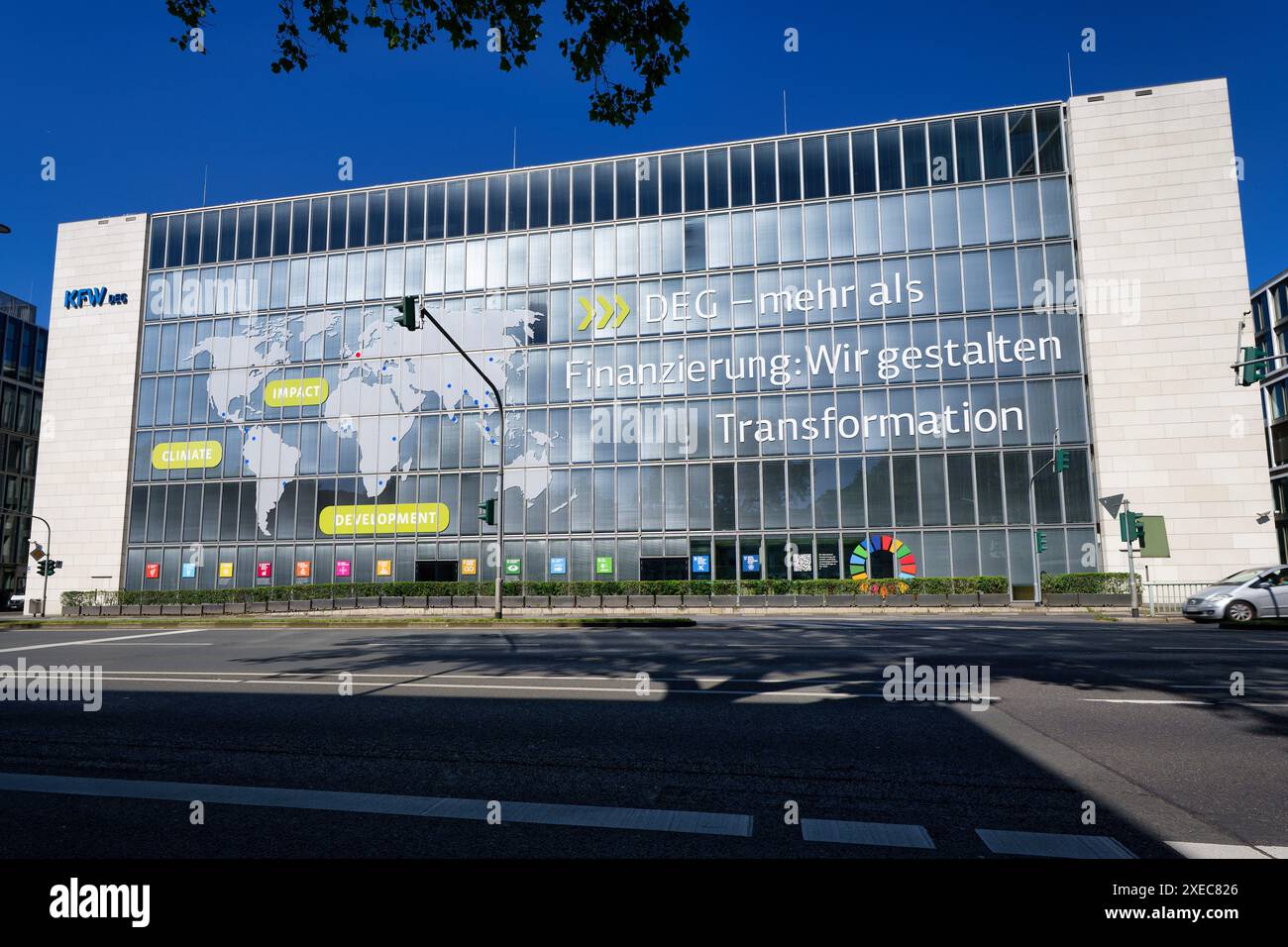 Köln, Deutschland 25. Juni 2024: Sitz der DEG - Deutsche Investitions- und Entwicklungsgesellschaft mbH in köln Tochtergesellschaft der KfW Banking Grou Stockfoto