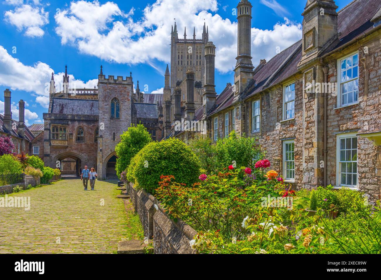 Farbenfrohe Sommerblumen und Kathedrale von Vicars Close, Wells - die älteste dauerhaft bewohnte Straße Europas, Somerset, England, Großbritannien Stockfoto