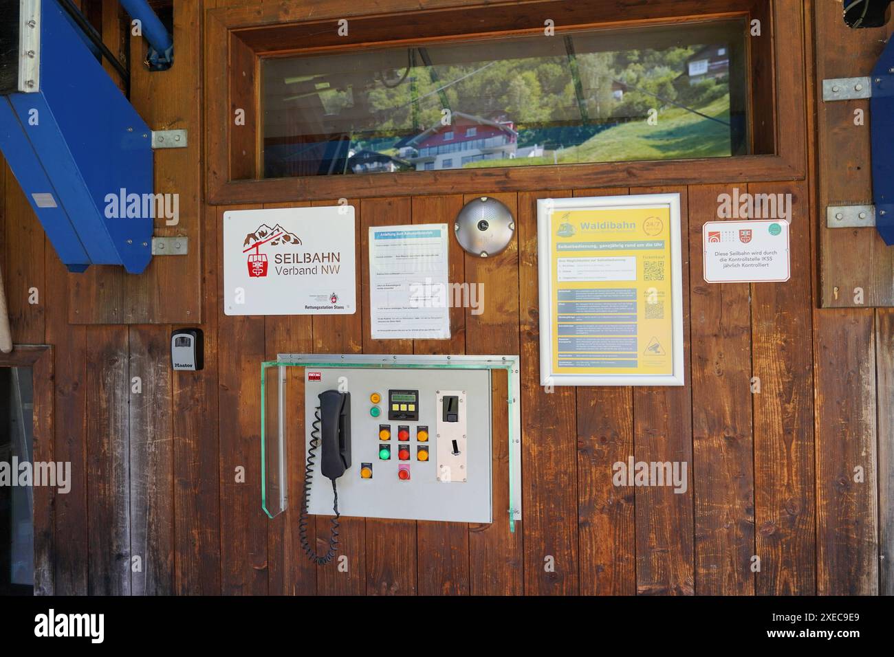 Anton Geisser 27.06.2024 Emmetten NW Schweiz.Kleinstseilbahn. Bild : die Nidwaldner Waldibahn laesst sich neu mit dem handlichen Steuern. Sensoren stoppen die Bahn bei Sturm. Links die alte Bezahlvariante mit Jeton,rechts die neue via QR-Code. *** Anton Geisser 27 06 2024 Emmetten NW Schweiz kleine Seilbahn Bild die Nidwaldner Waldibahn kann nun mit einem Handy gesteuert werden Sensoren stoppen die Seilbahn bei Stürmen Stockfoto