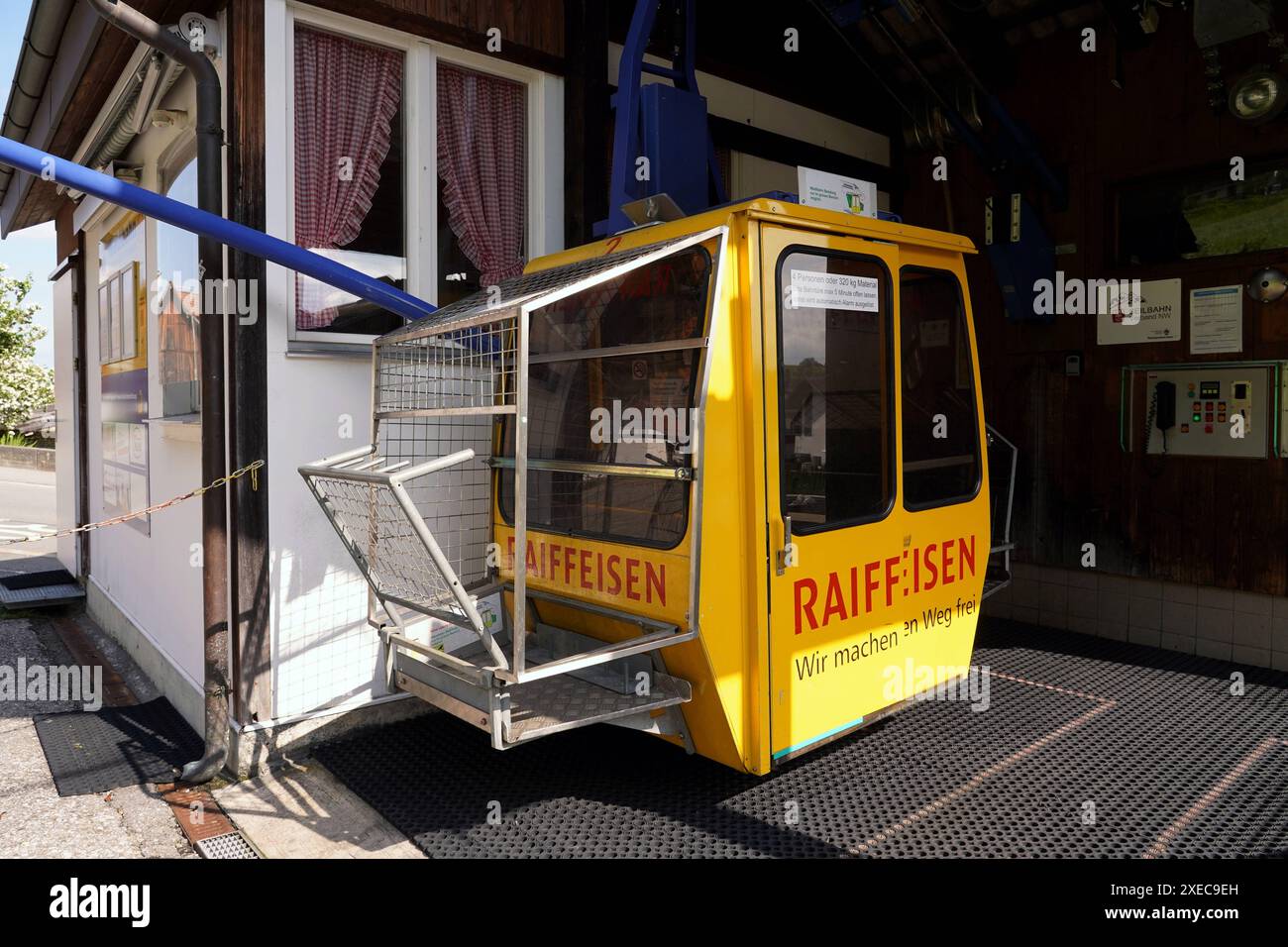 Anton Geisser 27.06.2024 Emmetten NW Schweiz.Kleinstseilbahn. Bild : die Nidwaldner Waldibahn laesst sich neu mit dem handlichen Steuern. Sensoren stoppen die Bahn bei Sturm. *** Anton Geisser 27 06 2024 Emmetten NW Schweiz Miniaturbahn Bild die Waldibahn in Nidwalden kann nun per Handy gesteuert werden Sensoren stoppen die Seilbahn im Sturm Stockfoto
