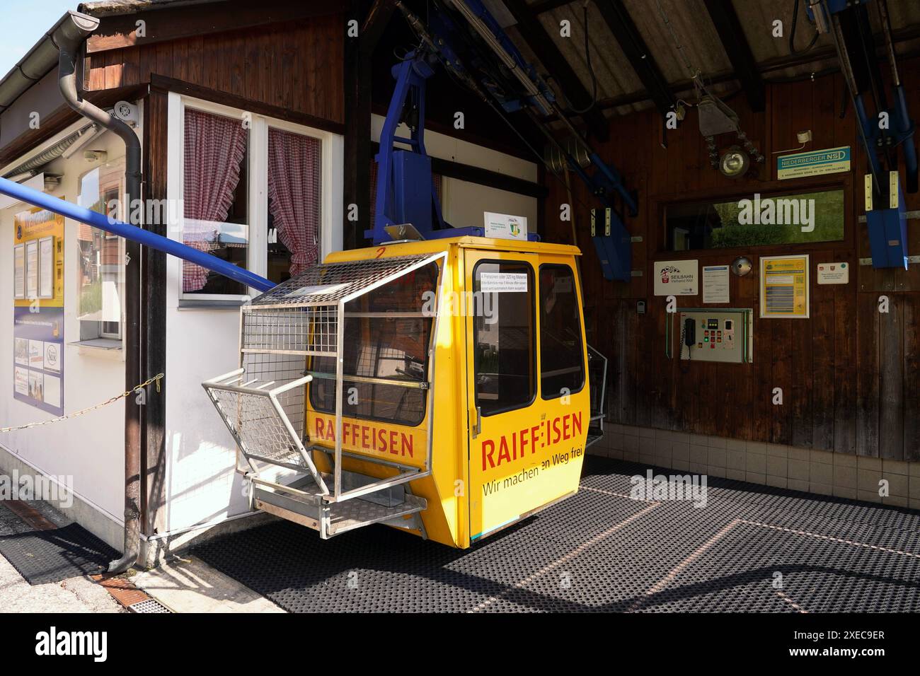 Anton Geisser 27.06.2024 Emmetten NW Schweiz.Kleinstseilbahn. Bild : die Nidwaldner Waldibahn laesst sich neu mit dem handlichen Steuern. Sensoren stoppen die Bahn bei Sturm. *** Anton Geisser 27 06 2024 Emmetten NW Schweiz Miniaturbahn Bild die Waldibahn in Nidwalden kann nun per Handy gesteuert werden Sensoren stoppen die Seilbahn im Sturm Stockfoto