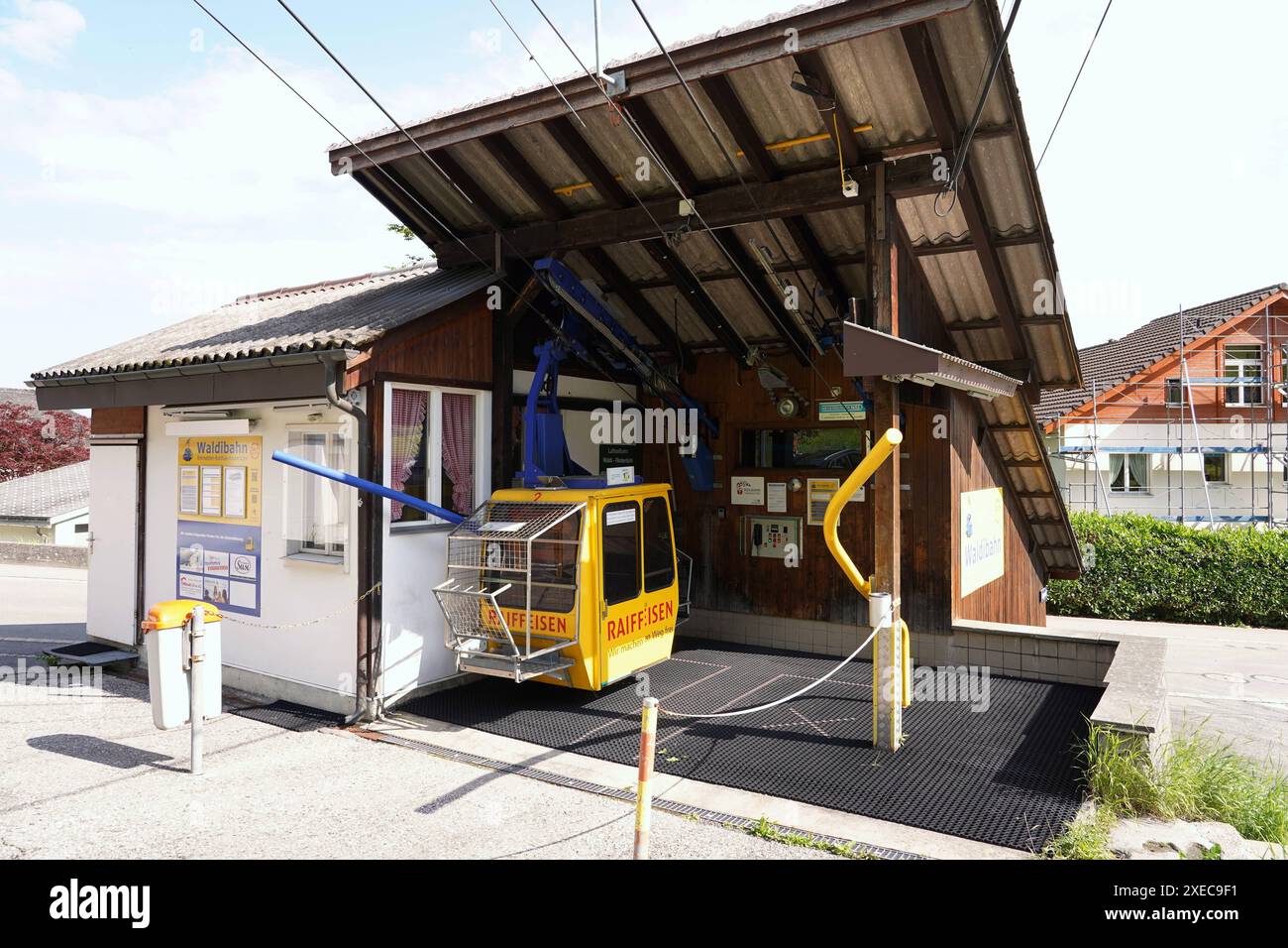 Anton Geisser 27.06.2024 Emmetten NW Schweiz.Kleinstseilbahn. Bild : die Nidwaldner Waldibahn laesst sich neu mit dem handlichen Steuern. Sensoren stoppen die Bahn bei Sturm. *** Anton Geisser 27 06 2024 Emmetten NW Schweiz Miniaturbahn Bild die Waldibahn in Nidwalden kann nun per Handy gesteuert werden Sensoren stoppen die Seilbahn im Sturm Stockfoto