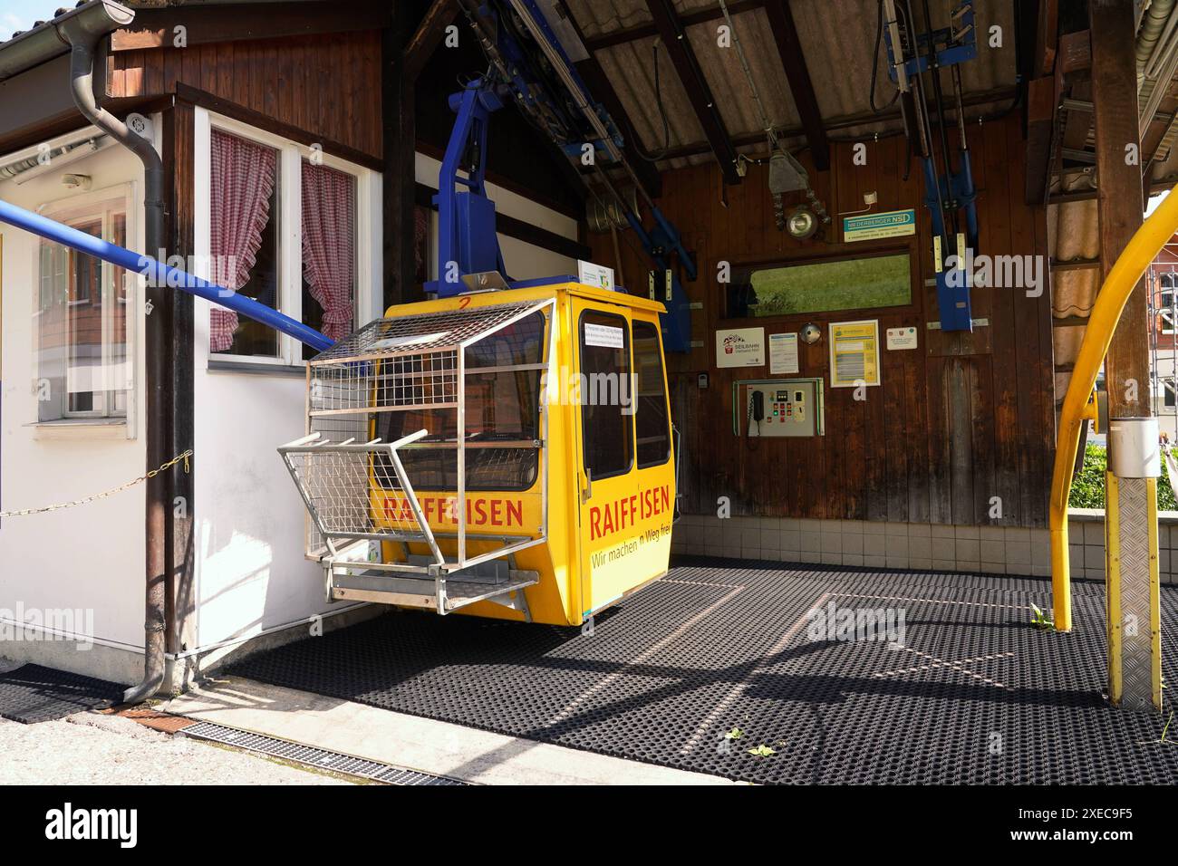 Anton Geisser 27.06.2024 Emmetten NW Schweiz.Kleinstseilbahn. Bild : die Nidwaldner Waldibahn laesst sich neu mit dem handlichen Steuern. Sensoren stoppen die Bahn bei Sturm. *** Anton Geisser 27 06 2024 Emmetten NW Schweiz Miniaturbahn Bild die Waldibahn in Nidwalden kann nun per Handy gesteuert werden Sensoren stoppen die Seilbahn im Sturm Stockfoto