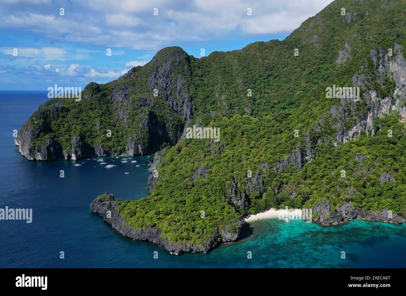 Tropische philippinische Inseln im Meer Stockfoto