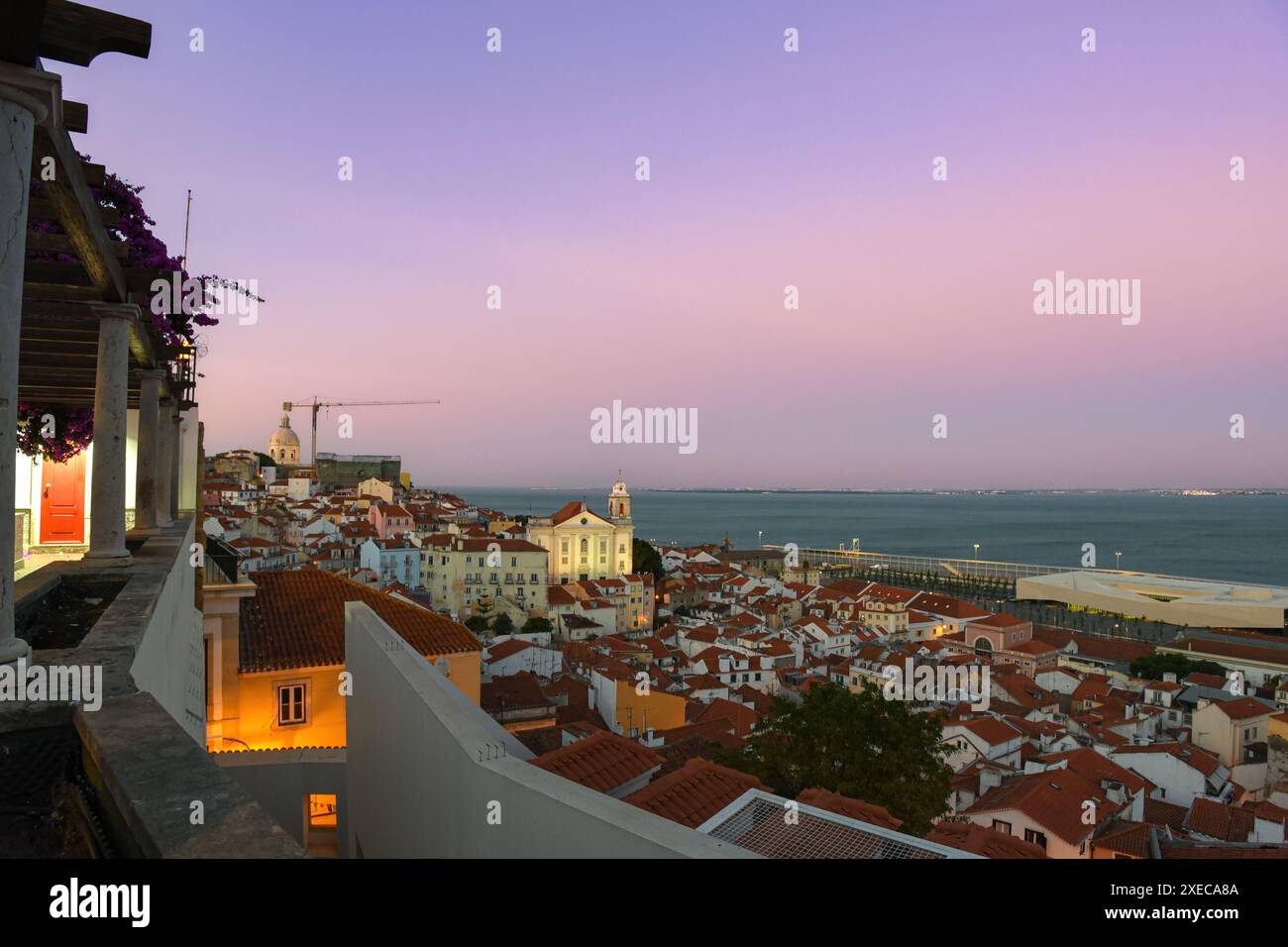 Sonnenuntergang über Alfama von Miradouro de Santa Luzia - Lissabon, Portugal Stockfoto