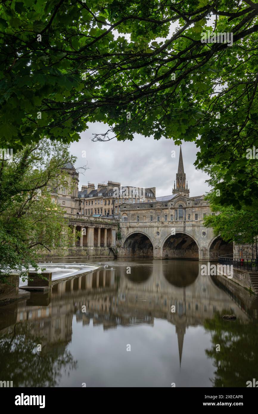 Pulteney Bridge spiegelt sich im Fluss Avon, Bath, Somerset, England. Sommer (Juni) 2019. Stockfoto