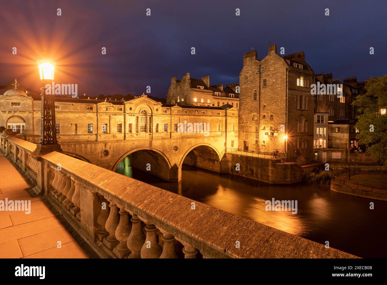 Pulteney Bridge and the River Avon at Night, Bath, Somerset, England. Sommer (Juni) 2019. Stockfoto