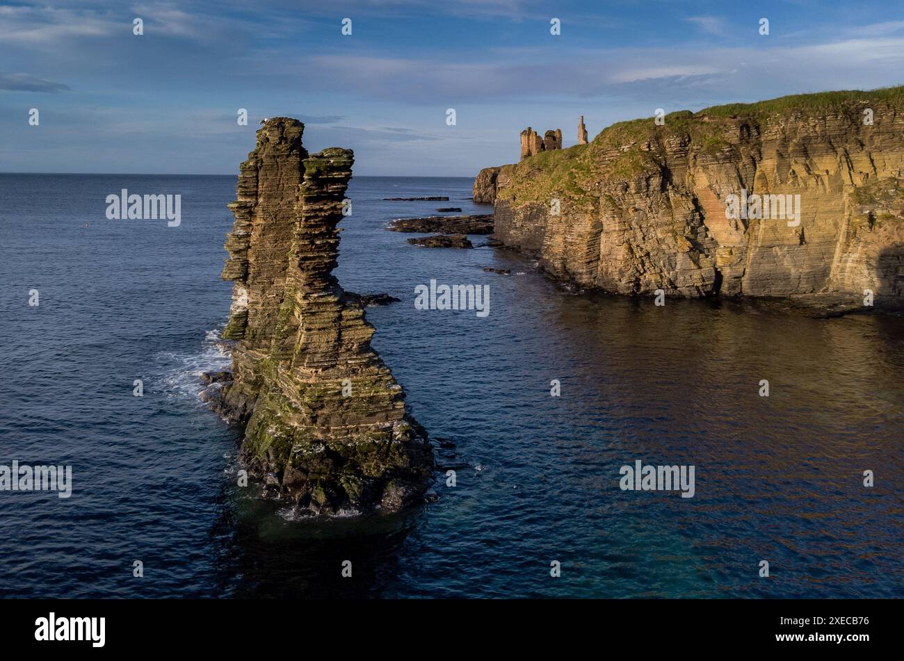 Luftaufnahme eines Meeresstapels mit den Überresten von Castle Sinclair Girnigoe auf den Klippen dahinter. Wick, Schottland Stockfoto