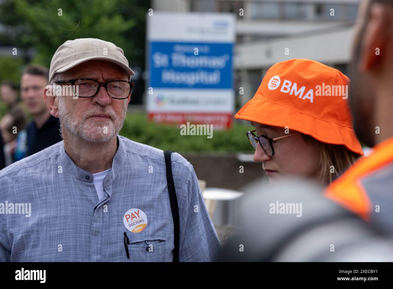 London, Großbritannien. Juni 2024. BMA Junior Doctors Streik; Streik vor dem St. Thomas Hospital London UK Jeremy Corbyn, ehemaliger Labour Party-Führer, auf der Streiklinie, Credit: Ian Davidson/Alamy Live News Stockfoto