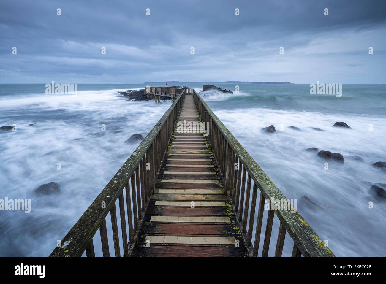 Pans Rock Bridge am Ballycastle Beach, County Antrim, Nordirland. Frühjahr (März) 2024. Stockfoto
