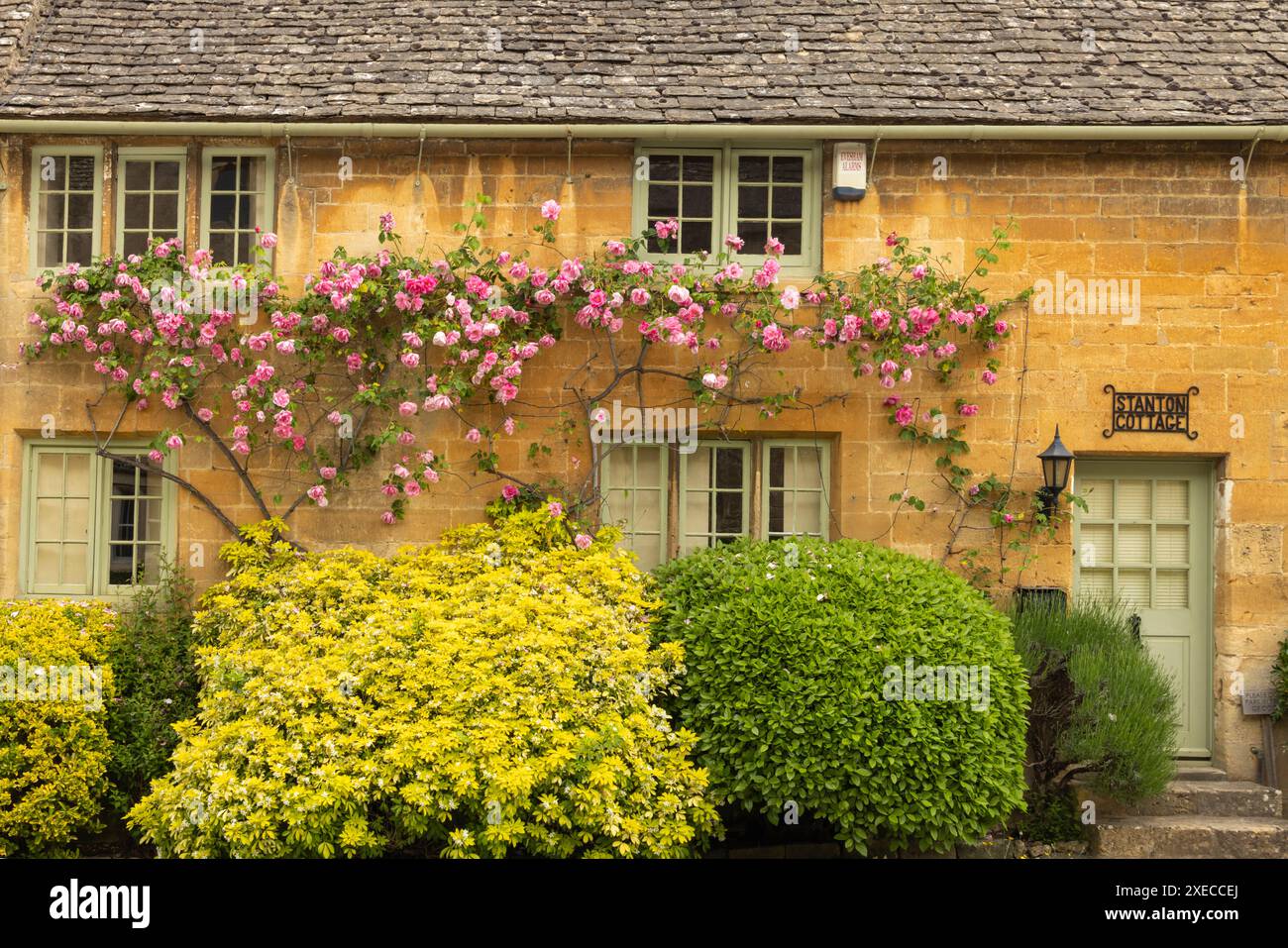 Hübsches Ferienhaus im Cotswolds-Dorf Stanton, Gloucestershire, England. Frühjahr (Mai) 2024. Stockfoto