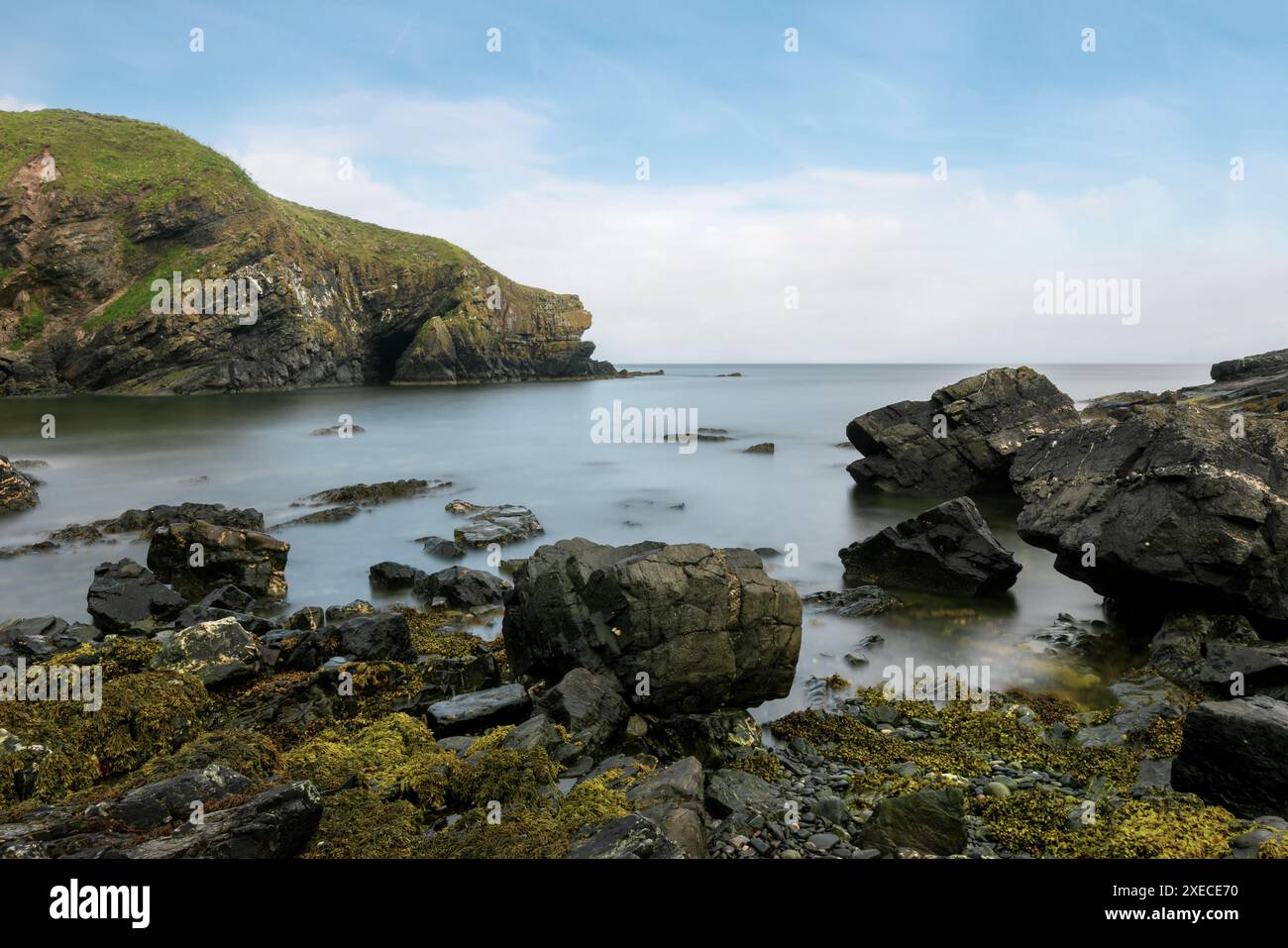 Whinnyfold ist ein kleines Dorf auf den Klippen am südlichen Ende der Bay of Cruden in Aberdeenshire, Schottland. Stockfoto
