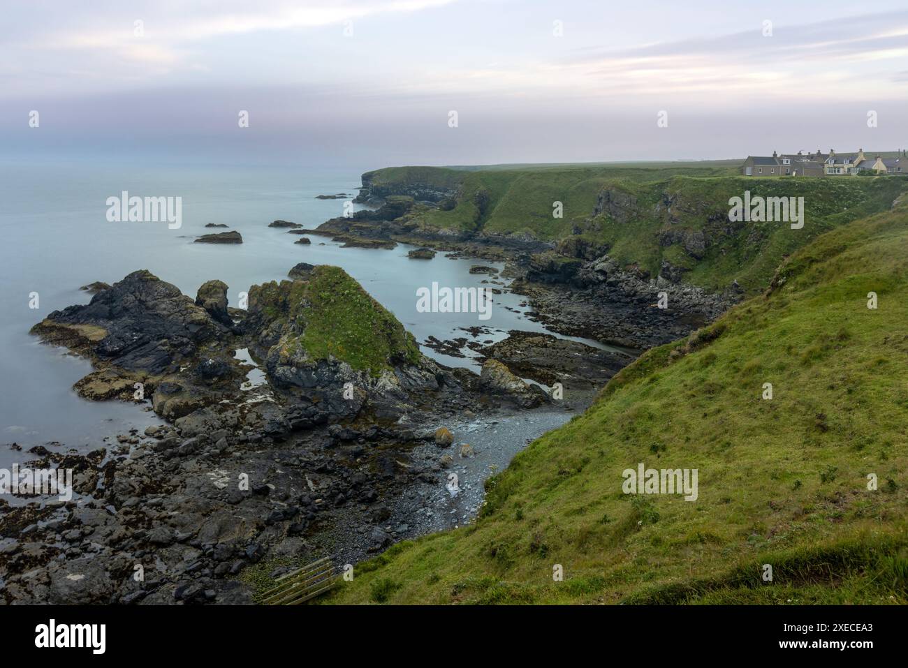 Whinnyfold ist ein kleines Dorf auf den Klippen am südlichen Ende der Bay of Cruden in Aberdeenshire, Schottland. Stockfoto