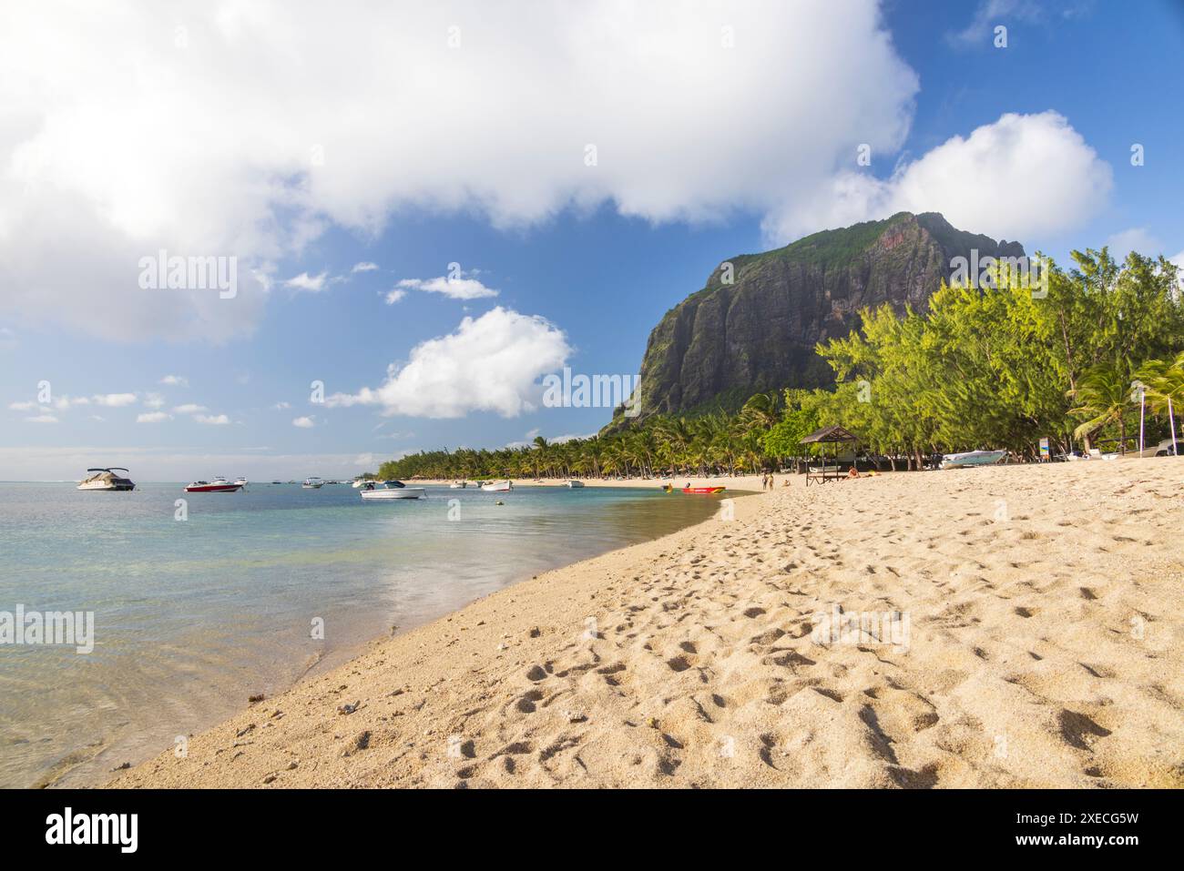 Wunderschöner tropischer Strand in Le Morne auf der Insel Mauritius im Indischen Ozean, Ostafrika. Juni 2024. Stockfoto