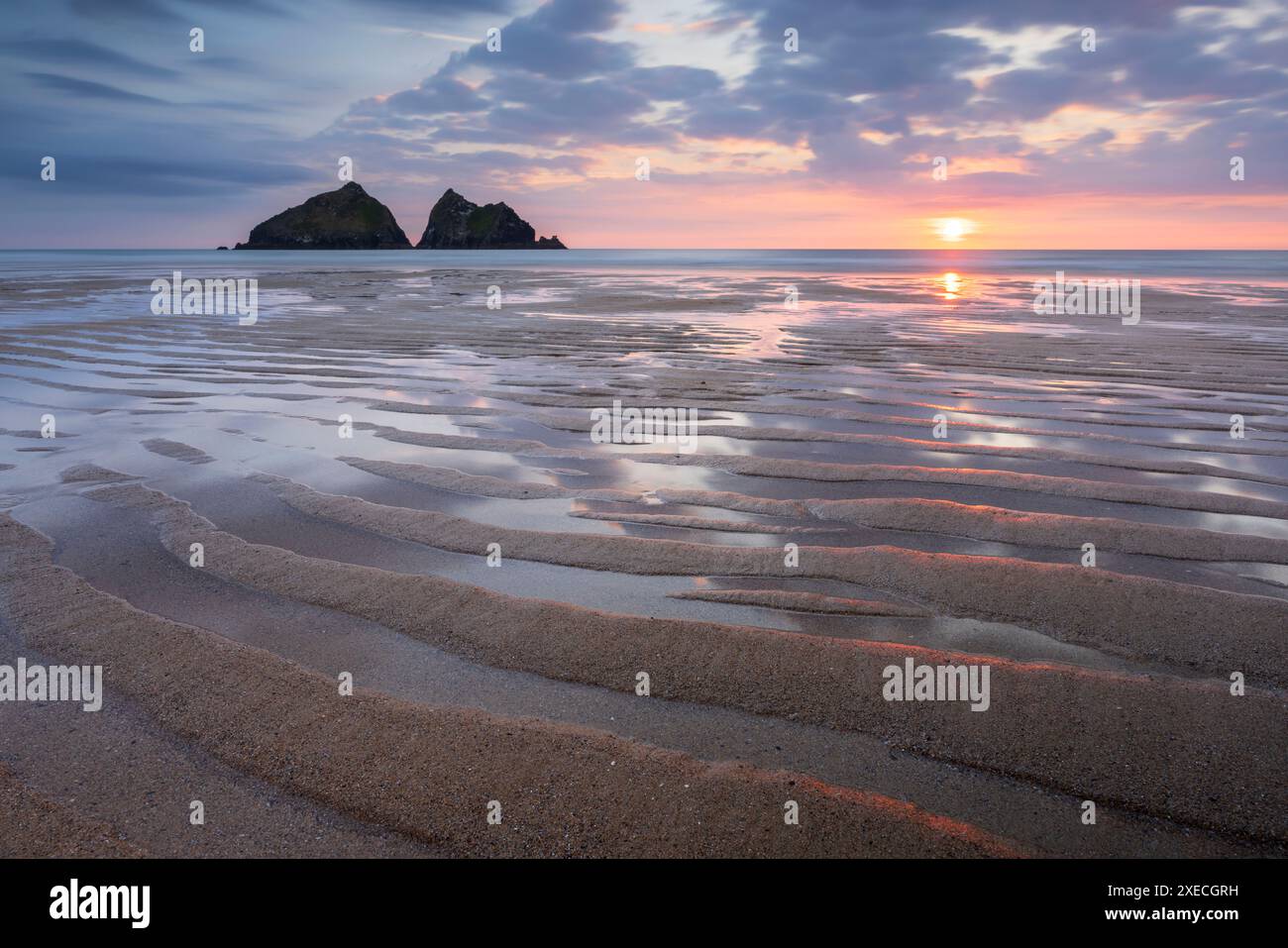 Sommersonnenuntergang über Holywell Bay Beach in der Nähe von Newquay, Cornwall, England. Sommer (Juni) 2024. Stockfoto