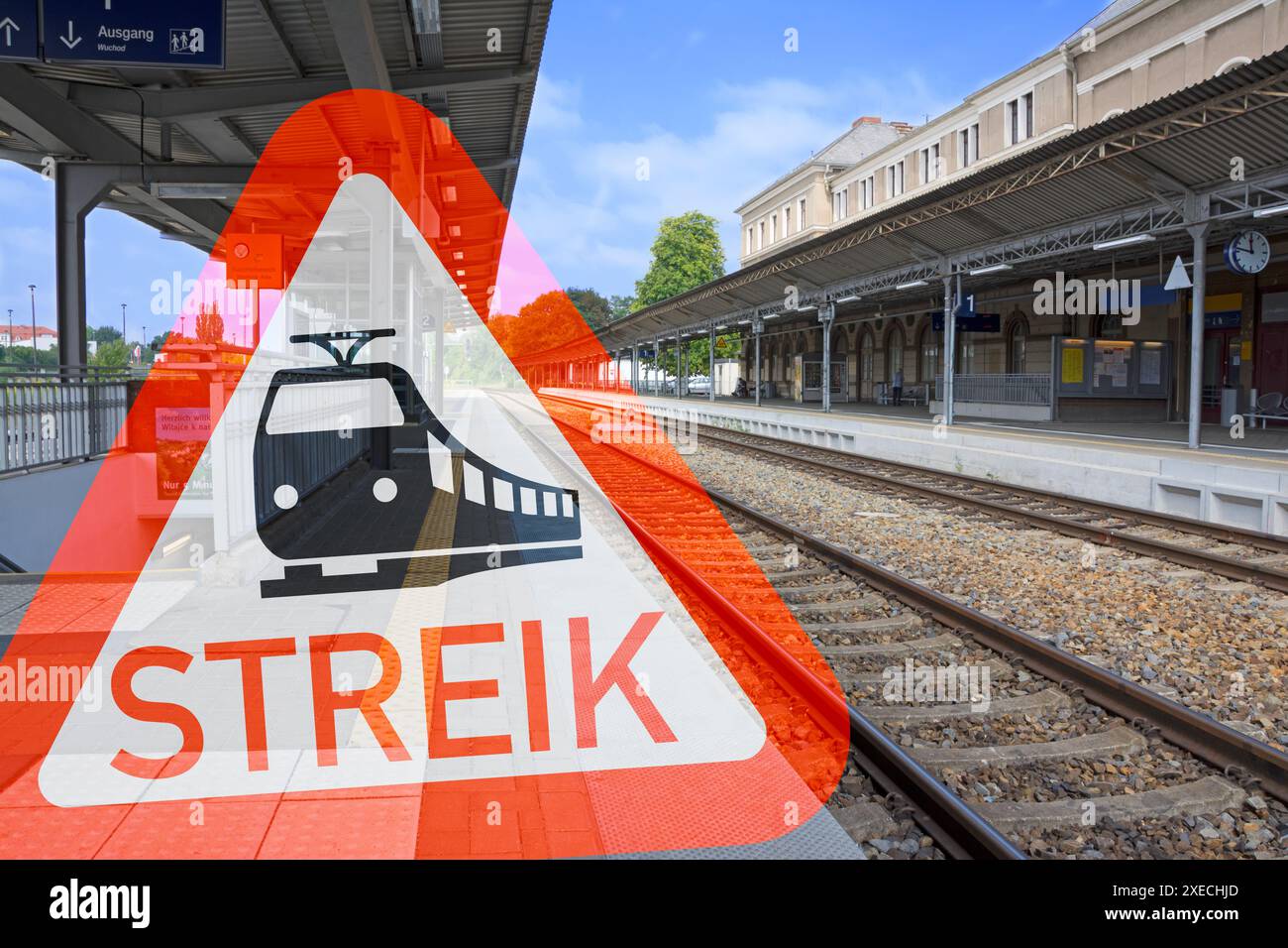 Leerer Bahnhof mit deutschem Warnschild: Streik Stockfoto