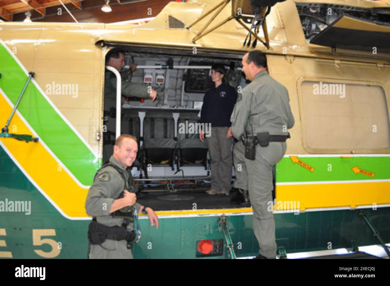 Offiziere des Los Angeles County Sheriff's Department Aero Bureau und Vorsitzender Hersman während ihres Besuchs in der LASO-Einrichtung in Long Beach, CA. Ehemalige Vorstandsmitglieder. Vorstandsmitglieder. Ehemaliger Vorsitzender Hersman. Der ehemalige Vorsitzende Hersman ist nach TX und CA gereist Stockfoto