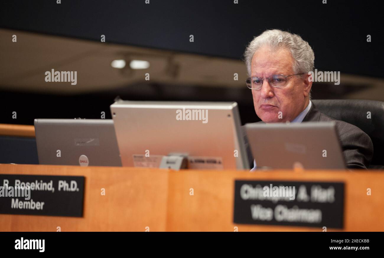 NTSB Board Member, Mark R. Rosekind, hält Vorträge am ersten Tag auf dem NTSB Forum, Rail Safety: Transport von Rohöl und Ethanol. NTSB-Forum, Rail Safety: Transport von Rohöl und Ethanol Stockfoto