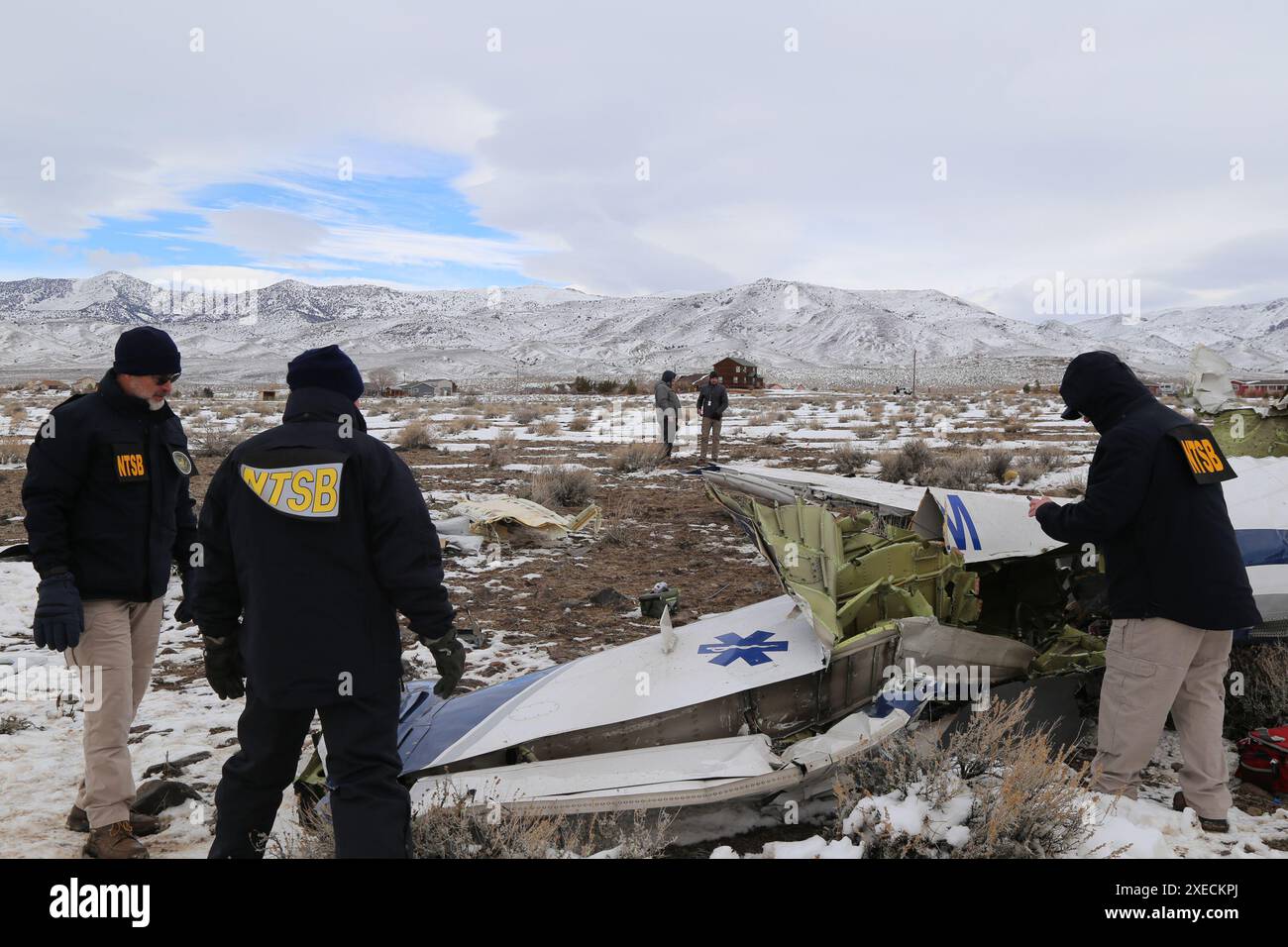 CARSON CITY, NEVADA (26. Februar 2023) – NTSB-Ermittler dokumentieren das Wrack eines Pilatus PC-12 Flugzeugs an der Absturzstelle in Dayton, Nevada. Der von Guardian Flight betriebene medizinische Lufttransport stürzte am 24. Februar auf dem Weg von Reno (Nevada) nach Salt Lake City (Utah) ab. (Foto: Peter Knudson/NTSB) Dayton, Nevada, Air Medical Flight Unfall Stockfoto