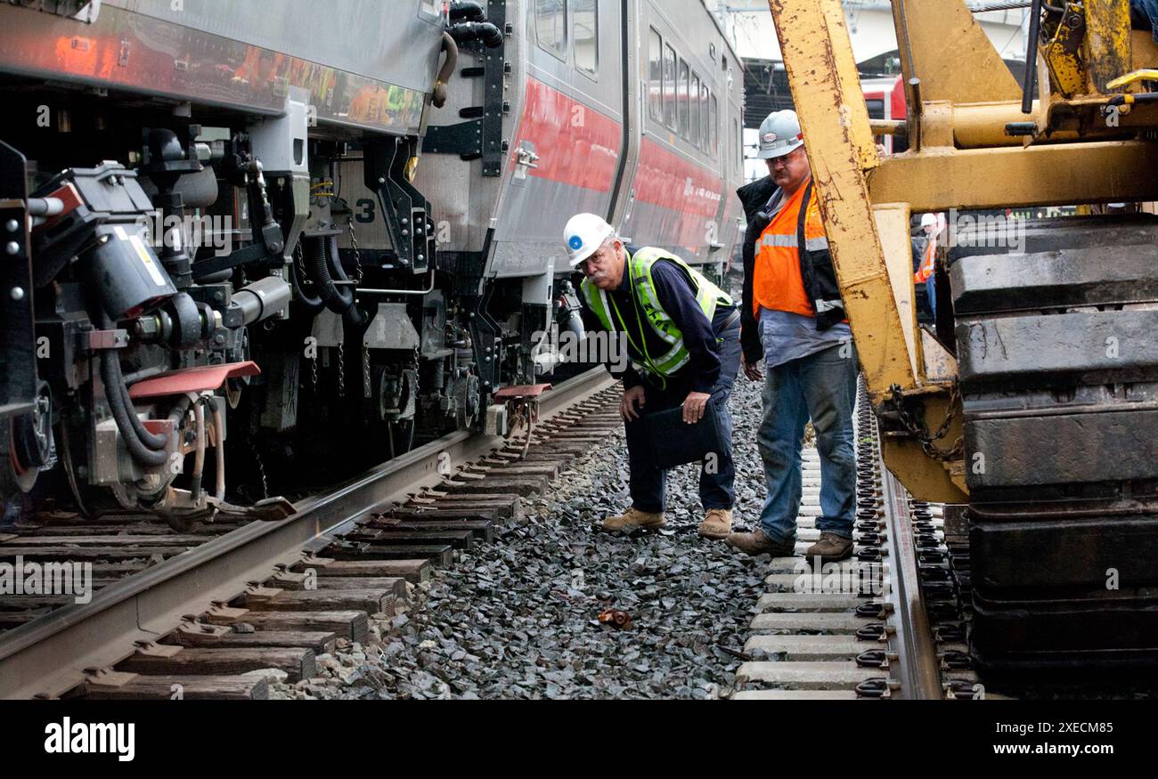 NTSB-Ermittler Dave Watson überwacht die Umgeländer der Ausrüstung am Ort der Zugentgleisung in Fairfield, CT. Fairfield, CT Stockfoto