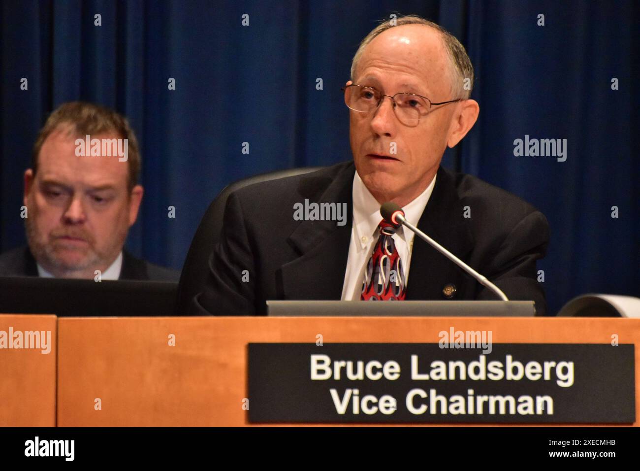 WASHINGTON (22. Oktober 2019) – Bruce Landsberg, stellvertretender Vorsitzender des National Transportation Safety Board, stellt während der Vorstandssitzung am Dienstag eine Frage an die Ermittlungsmitarbeiter, um die wahrscheinliche Ursache für den Zusammenbruch der FIU-Fußgängerbrücke am 15. März 2018 in Miami zu ermitteln. Sechs Menschen starben und zehn weitere wurden verletzt, als die teilweise gebaute FIU-Fußgängerbrücke katastrophal versagte und die 174 Fuß lange, 950 Tonnen schwere Brückenspur auf die SW 8th Street, 18,5 Fuß tiefer, schickte und acht Fahrzeuge unter der Brücke zerquetschte. Miami Bridge Collapse WASHINGTON (22. Oktober 2019) — National Transportat Stockfoto