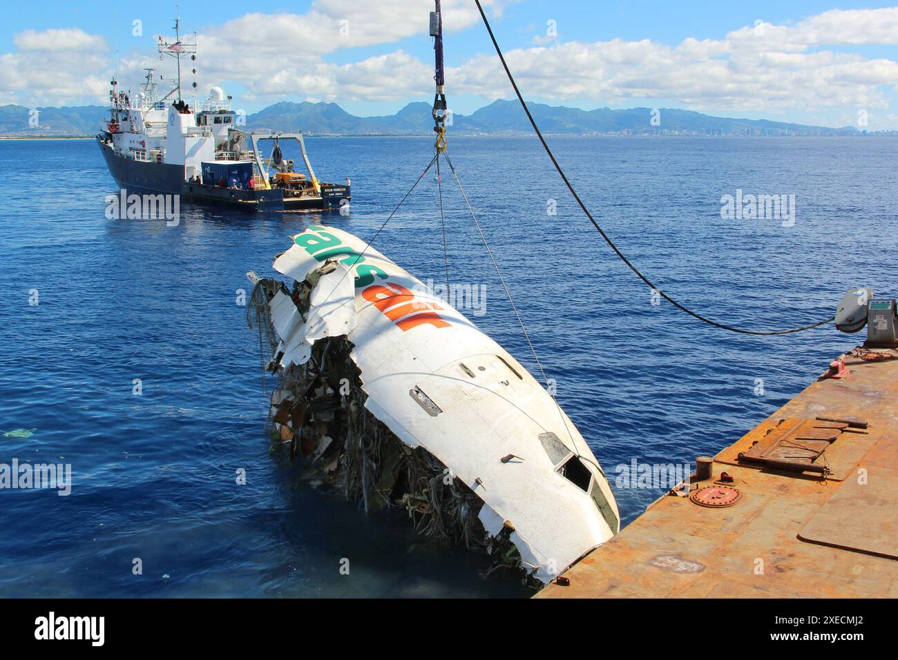 WASHINGTON (2. November 2021) – das Foto vom 20. Oktober 2021 zeigt den vorderen Teil des Rumpfes einer TransAir B-737, als sie aus dem Pazifik gerettet wurde, etwa zwei Meilen von Ewa Beach in der Nähe von Honolulu, Hawaii. Der Frachtjet wurde abgesetzt, nachdem die Flugbesatzung Triebwerkanomalien meldete, kurz nachdem sie den Daniel K. Inouye International Airport am 2. Juli 2021 verlassen hatte. Transair-Flug 810 Stockfoto